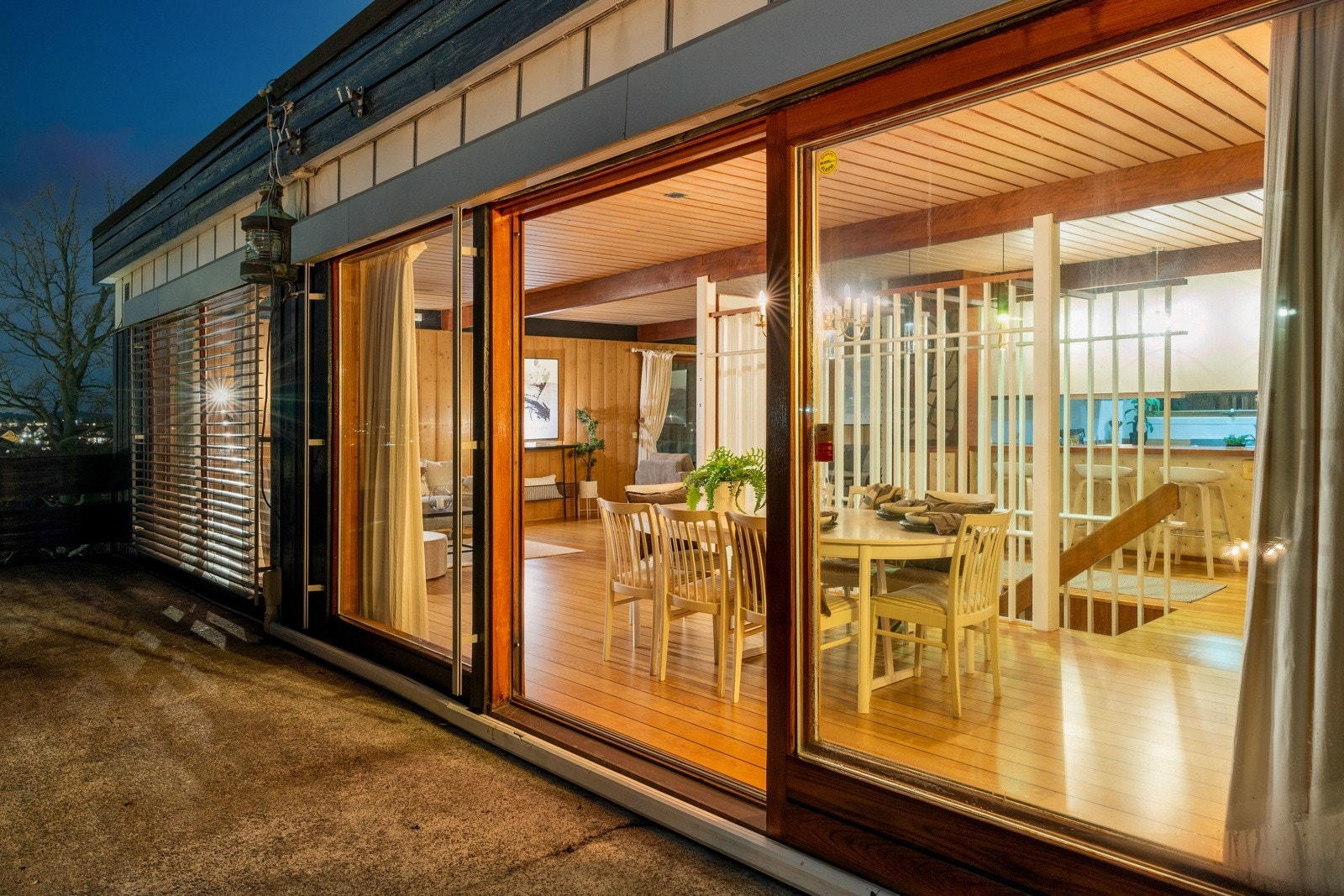 Fra terrassen og inn til den store stuen i andre etasje. Galleribilde