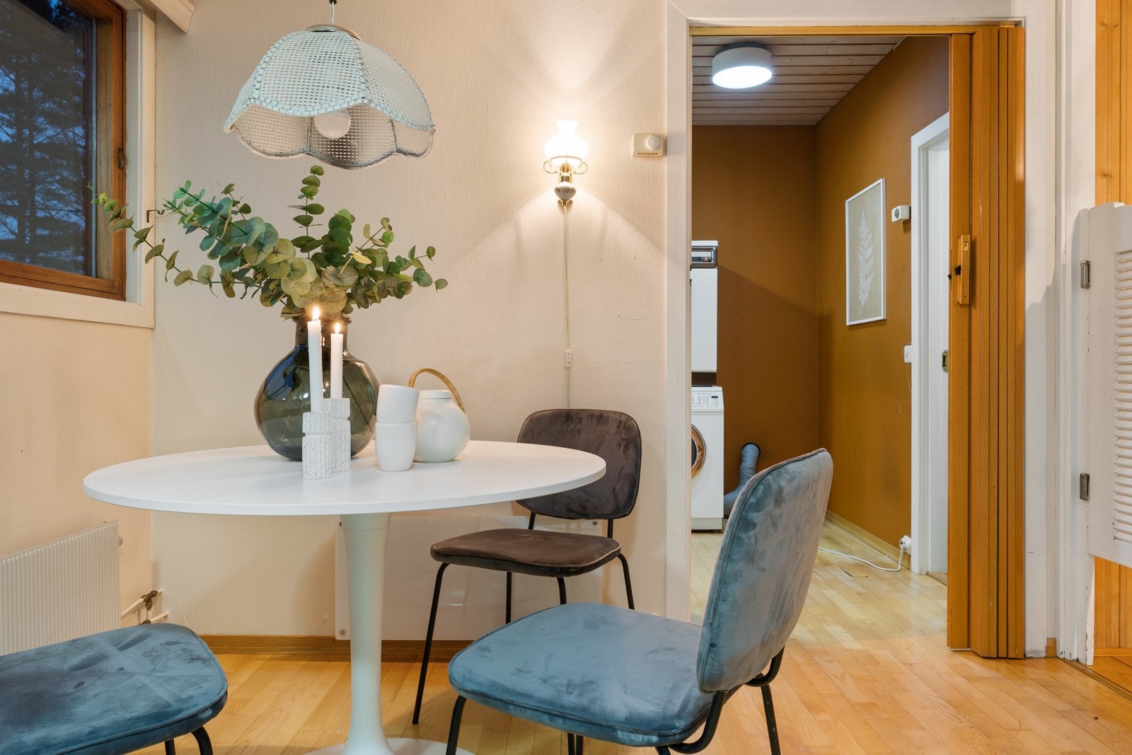 Spiseplass ved kjøkkenet, inn til grovkjøkkenet. Galleribilde