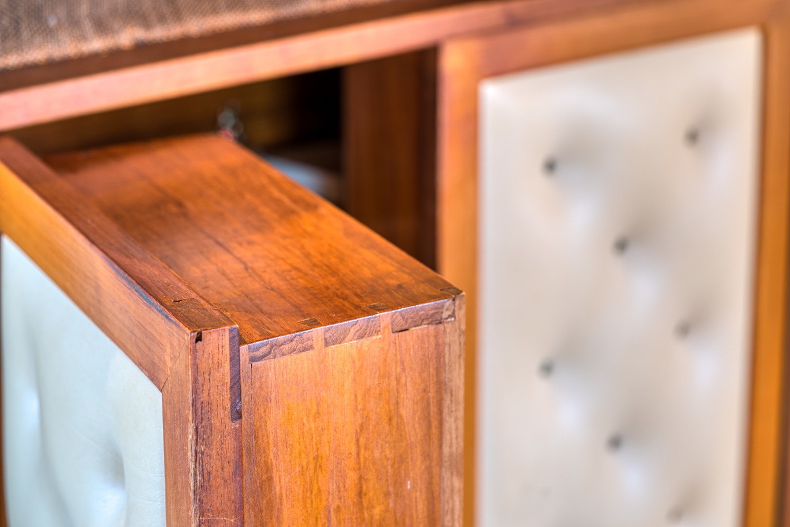 Husets første eier var en internasjonalt, kjent og anerkjent båtbygger. Det kan man fornemme i en del detaljer i huset. Galleribilde