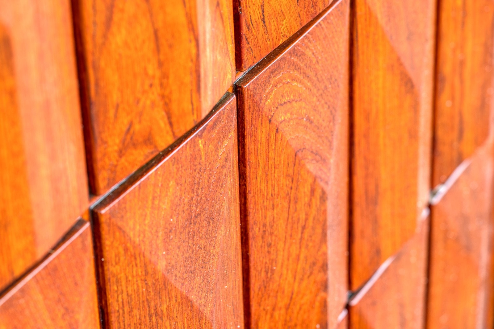 Båbyggerens forkjærlighet for teak gjør seg gjeldende. Galleribilde