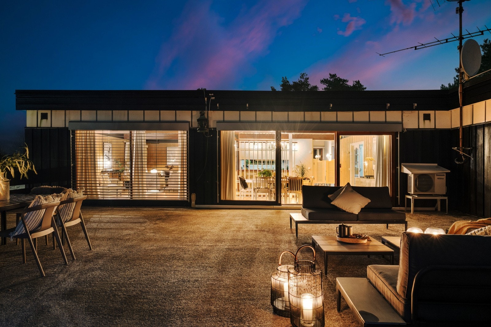 Ut fra stuen i andre etasje er det en 100 kvm stor uteplass der du kan følge solen fra tidlig til sent. Galleribilde