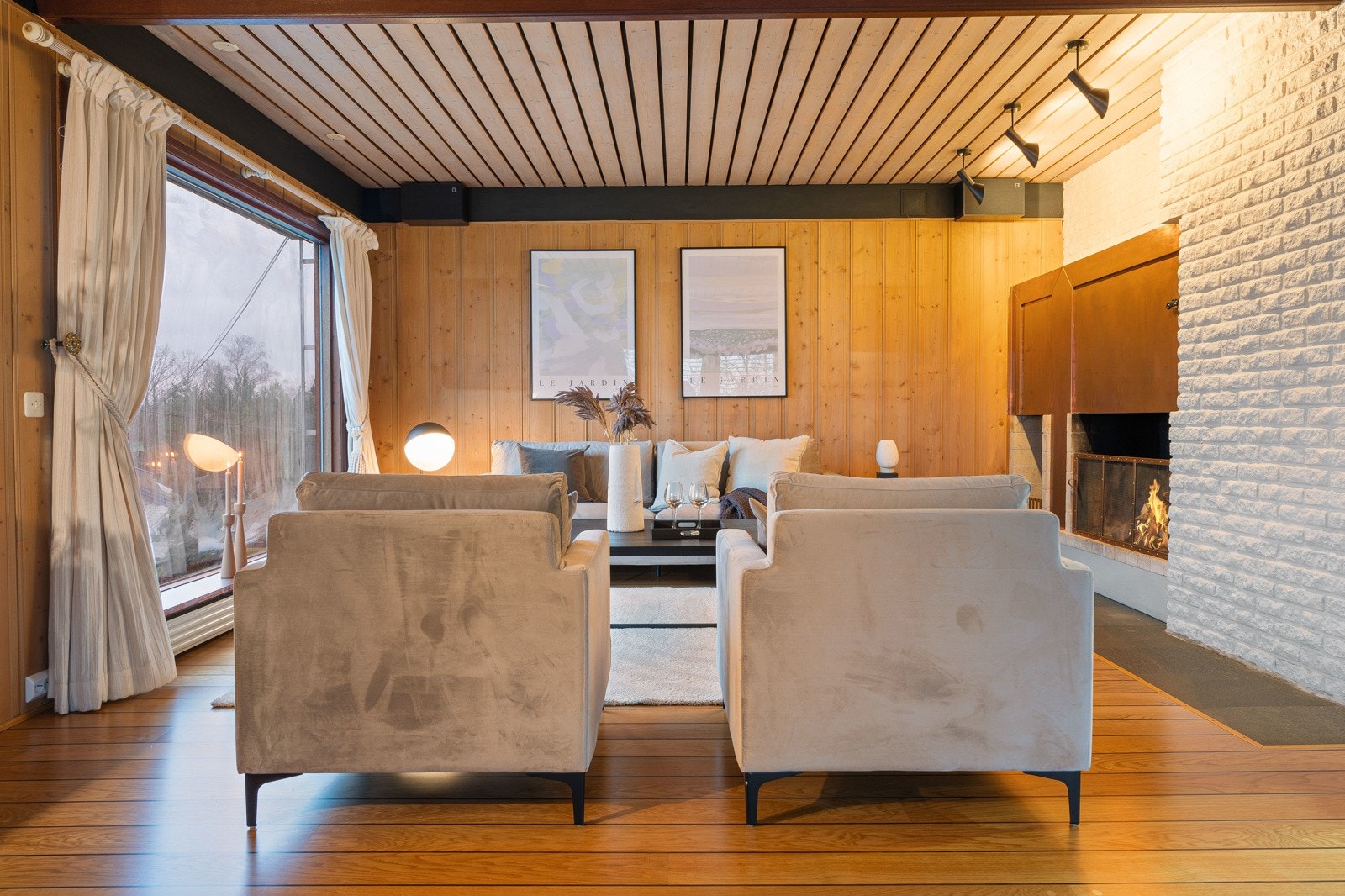 Med stor lysåpning mot nordvest ligger en "peisestue" med kobberbeslått peis. Galleribilde