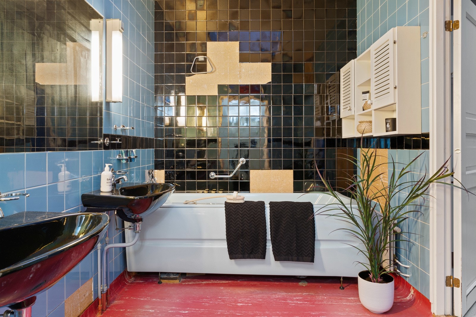 Hovedbadet i andre etasje viser spor av datidens preferanser. Galleribilde