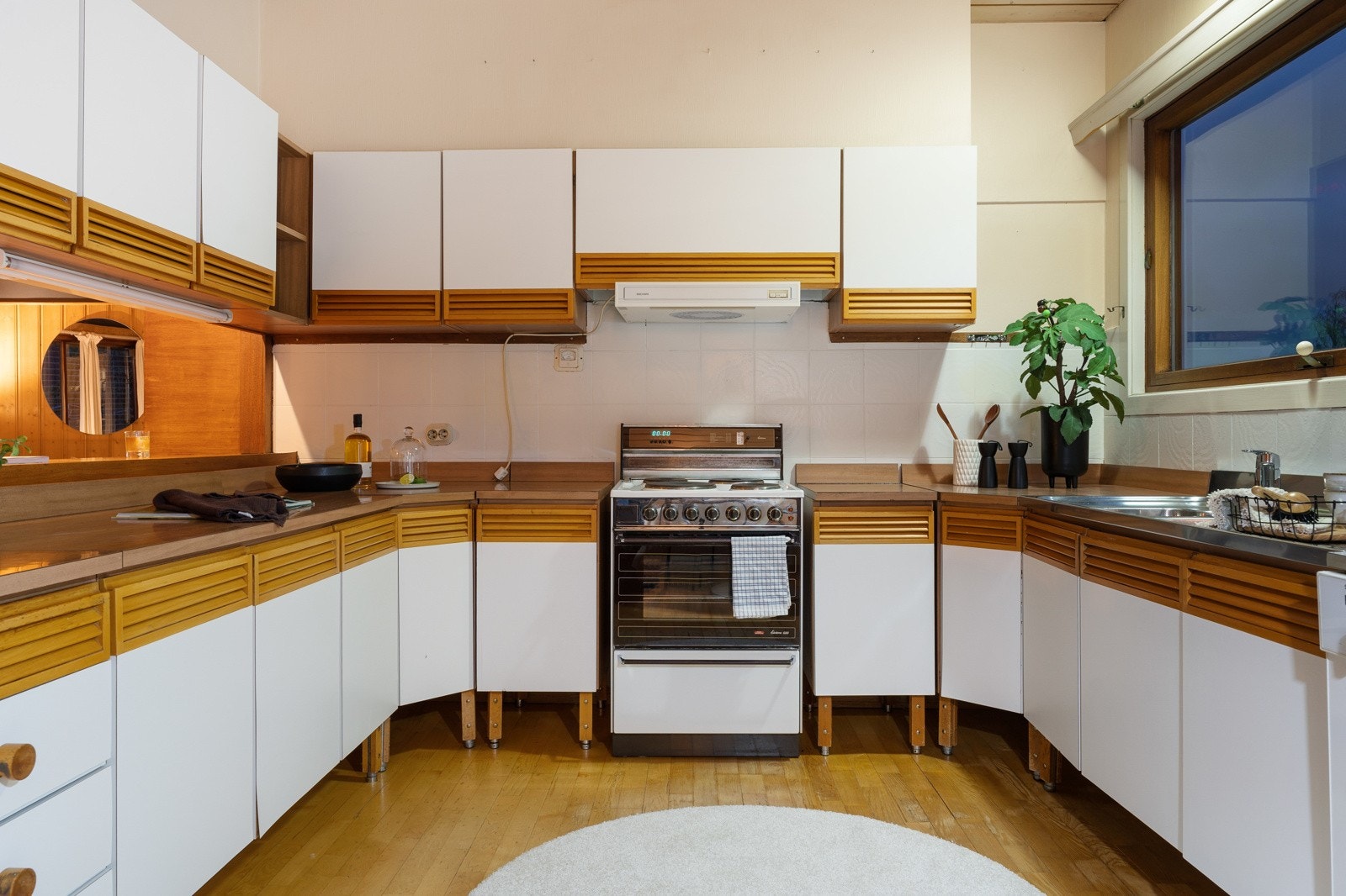 Kjøkkenet var ekslusivt på byggetiden, men har gått ut på dato. Galleribilde