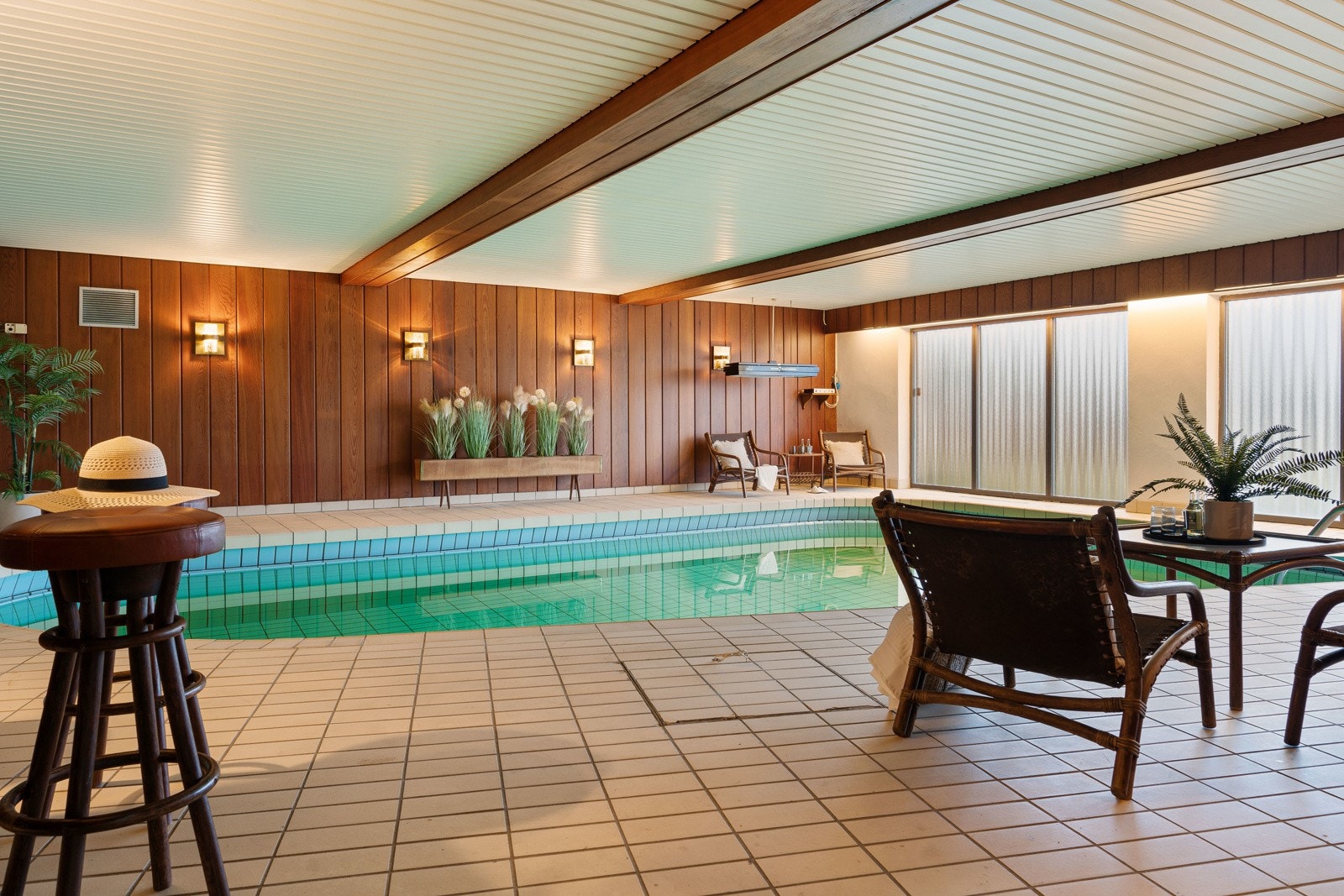 Poolområdet er stort med god plass til flere sittegrupper. Galleribilde