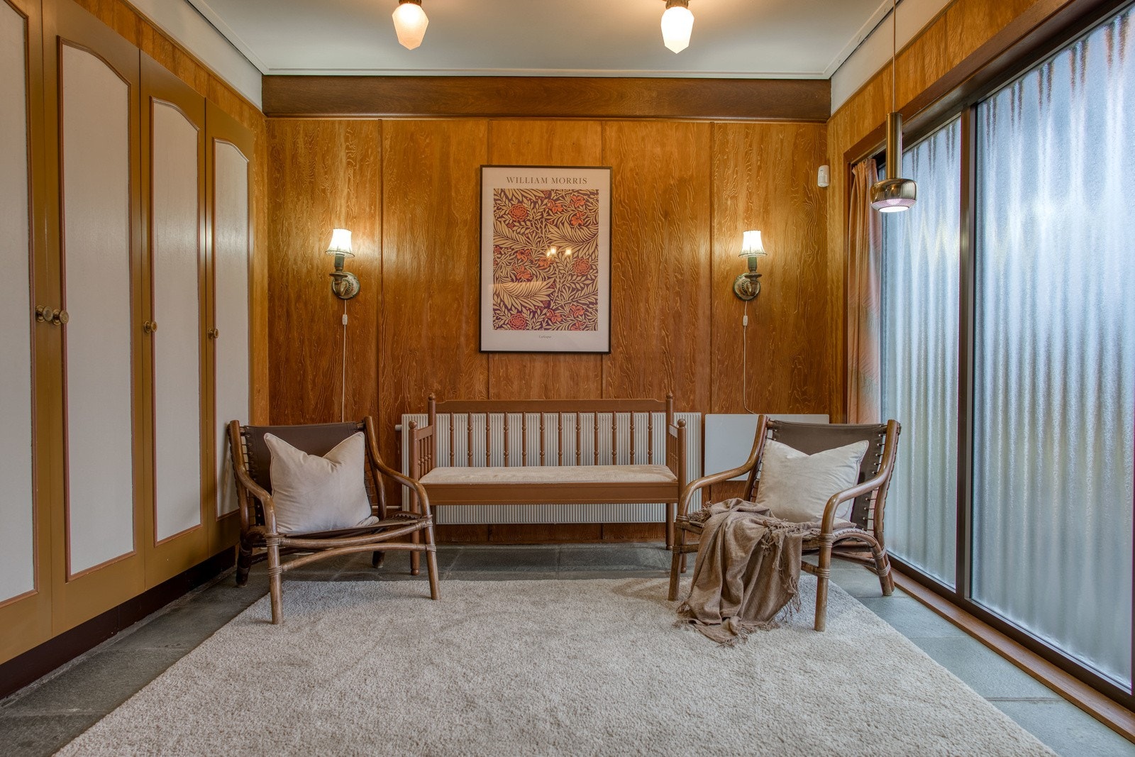 Nede i første etasje kommer du inn i en stor hall med store lysflater. Galleribilde