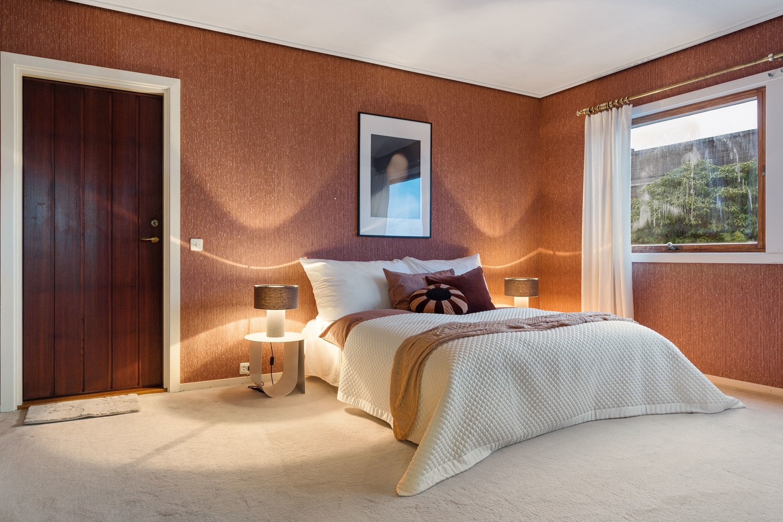 Hovedsoverommet har utgang til en overbygget, innlukket svalgang - en luftebalkong. Galleribilde