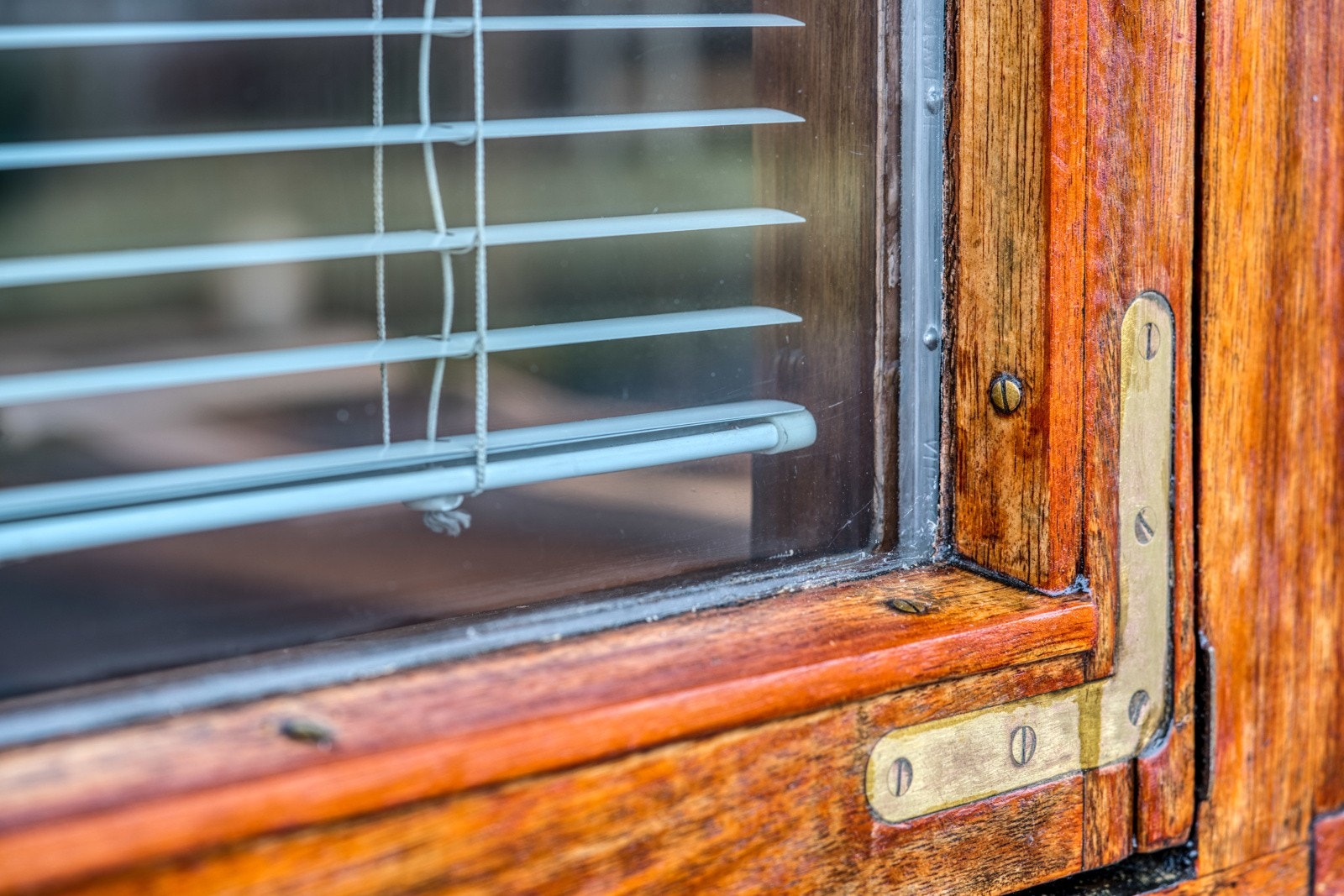 Vinduer av teak, med beslag av messing. Galleribilde