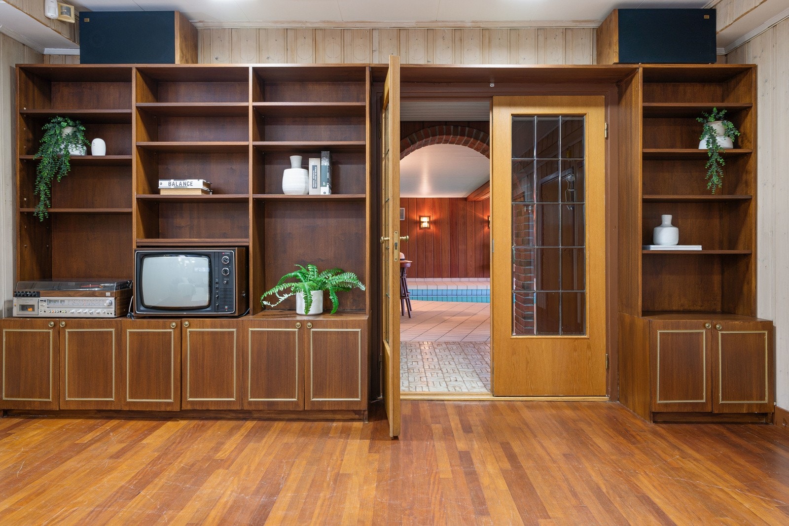 Fra stuen i første etasje og videre til poolområdet. Galleribilde