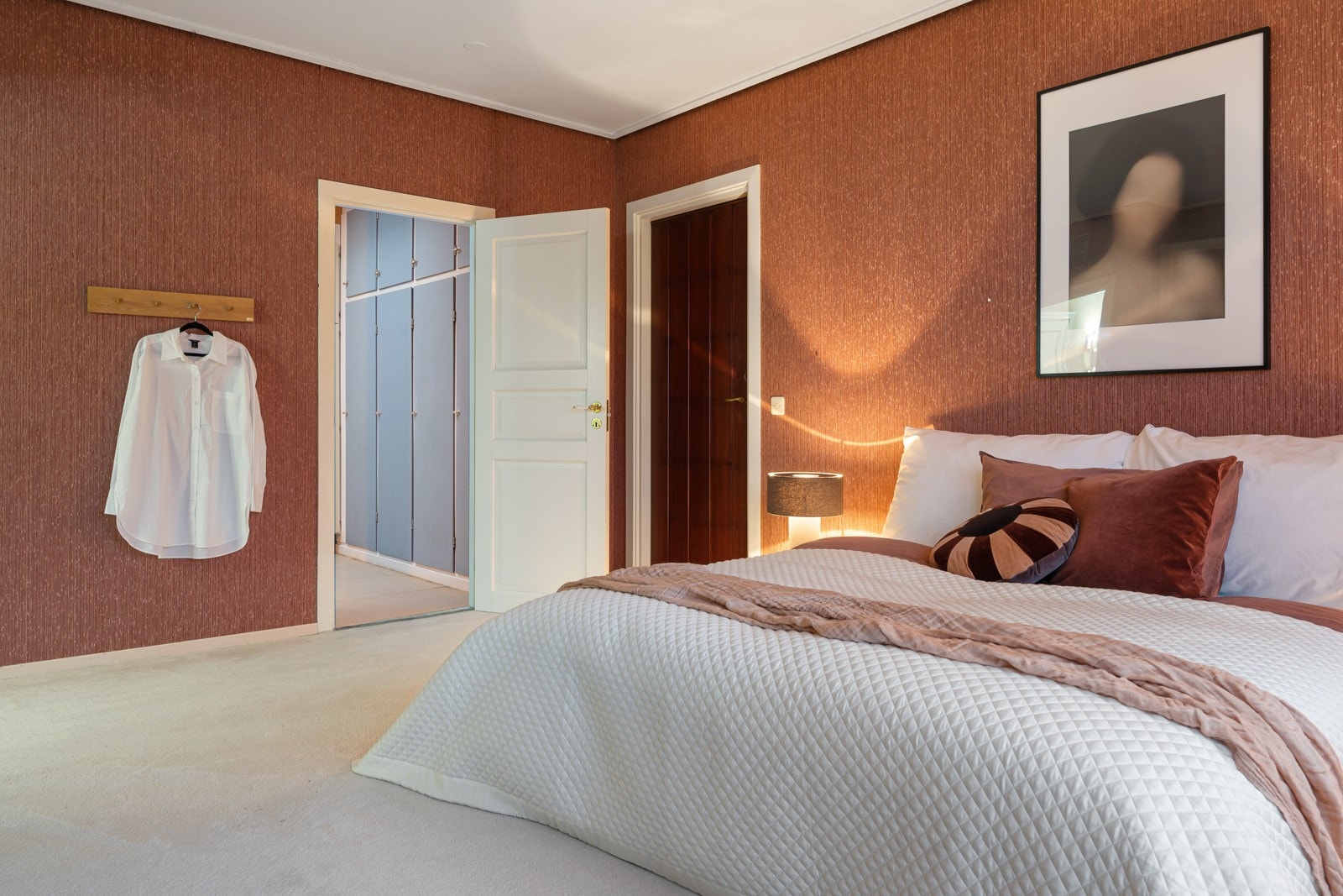 Soverommet har direkte inngang til en stor garderobe. Galleribilde