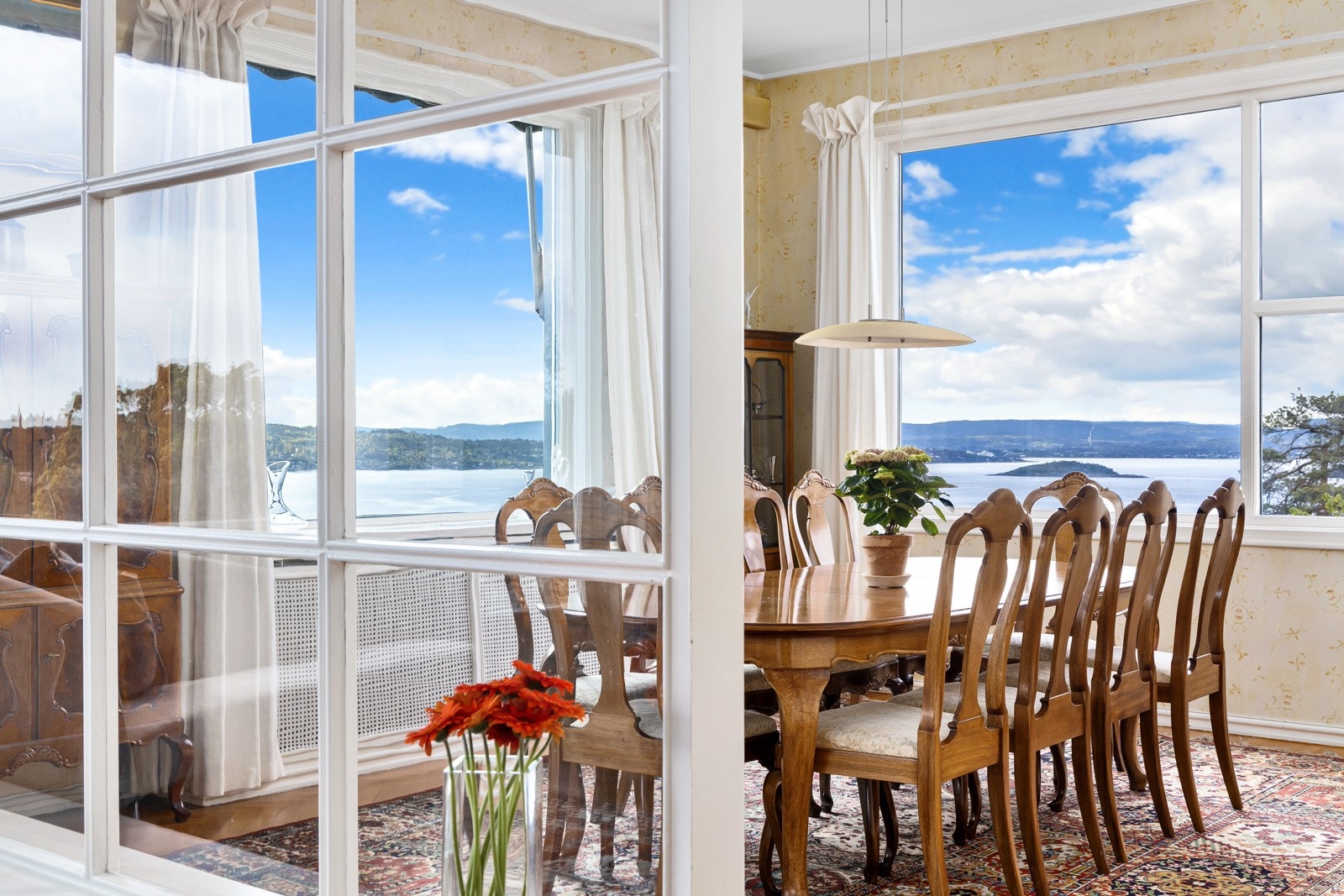 Stor spisestue med panorama vinduer Galleribilde