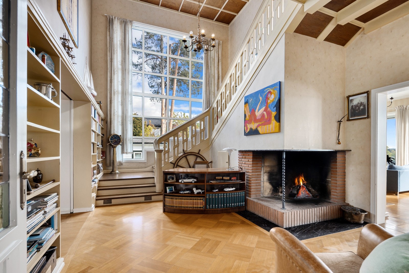 Velkommen inn - orginal og bevart entré/hall - fantastisk lys Galleribilde