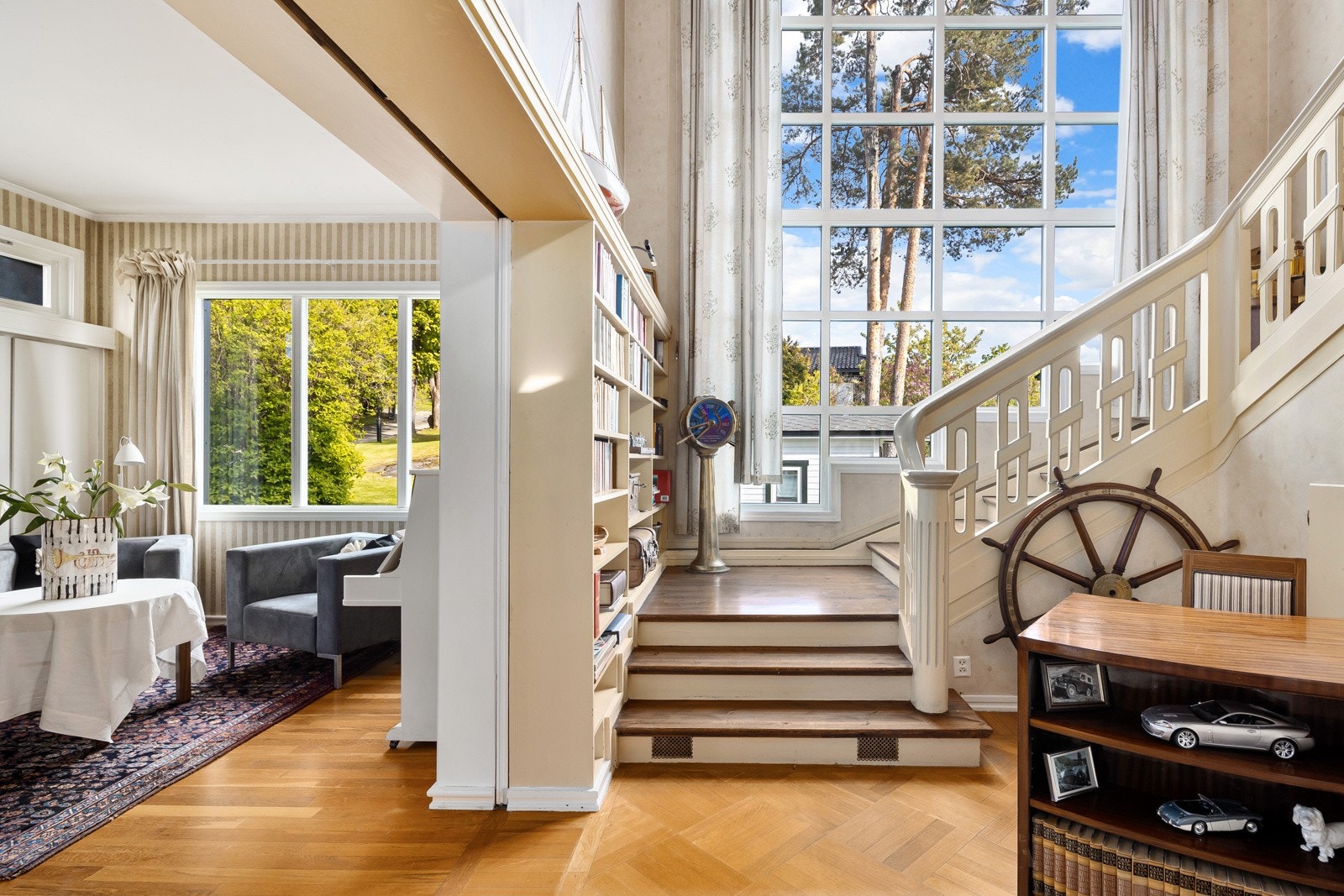 Trappen opp og forstue Galleribilde