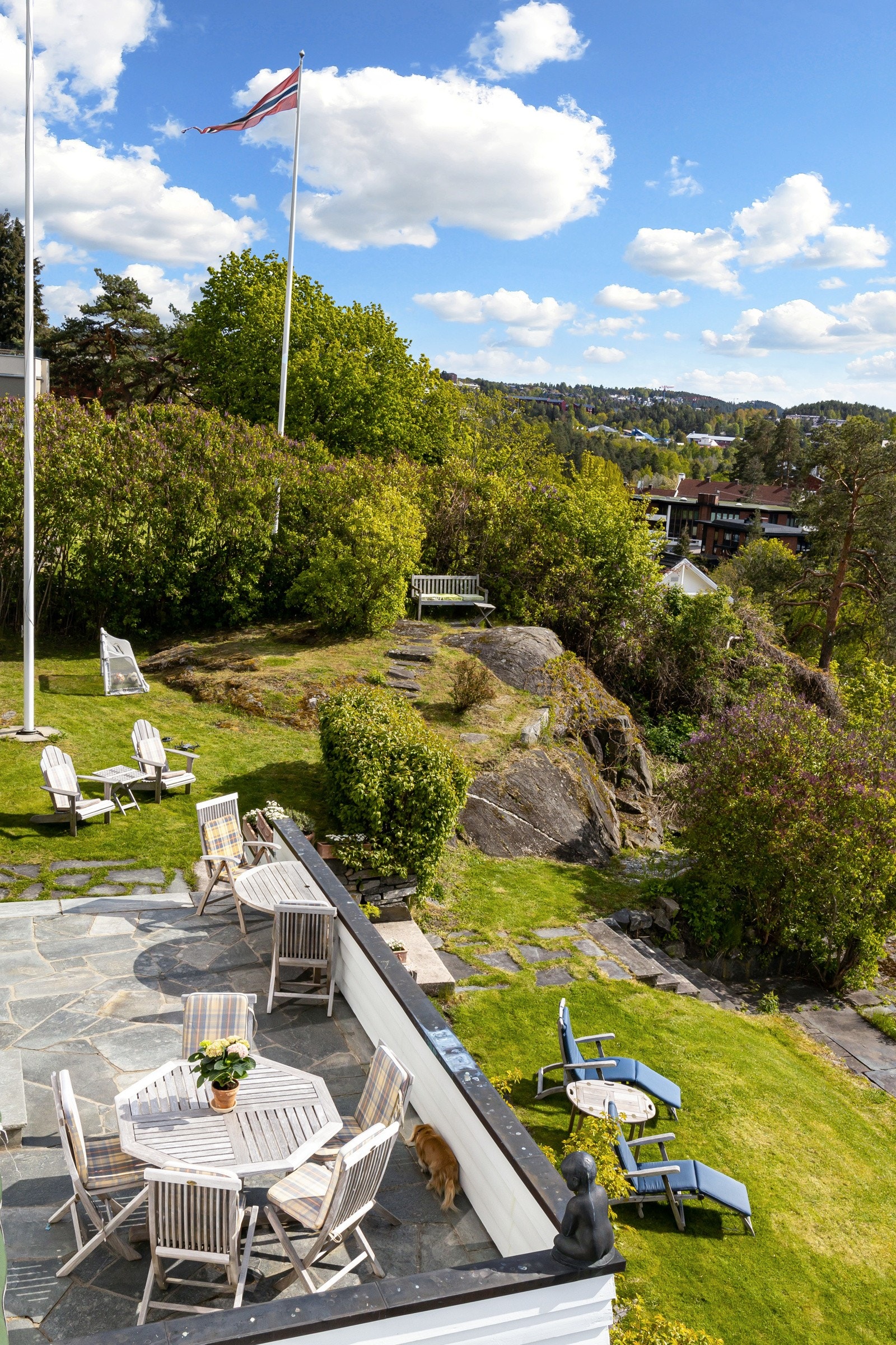 Terrasse og deler av hagen Galleribilde