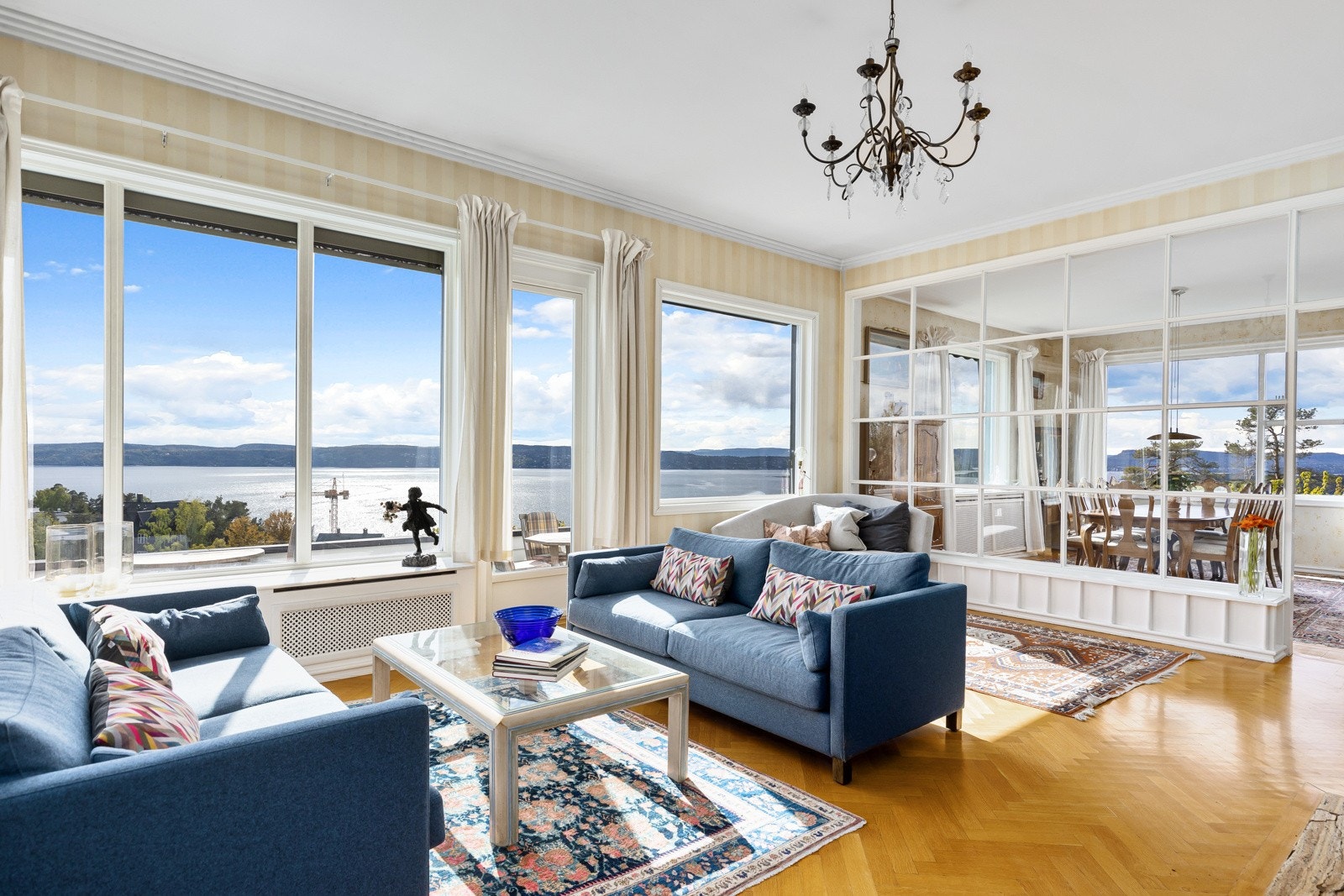 Hovedstue med utgang til terrasse og hage - Galleribilde