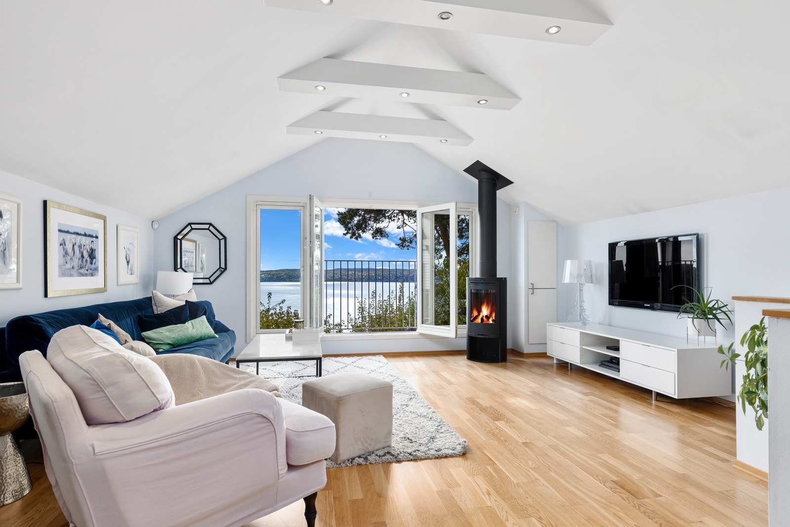 Kjøkken og stue løsning i portnerbolig Galleribilde