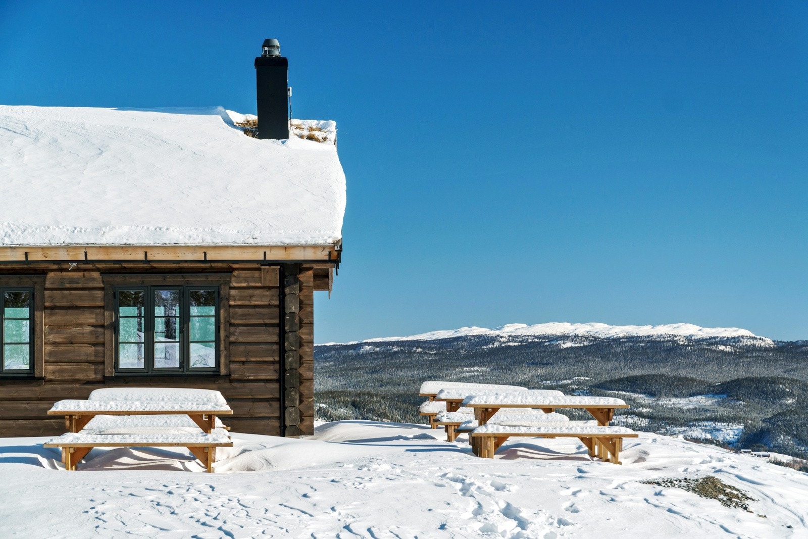 Varmestua på kanten av Skagahøgdi, med en flott utsikt Galleribilde