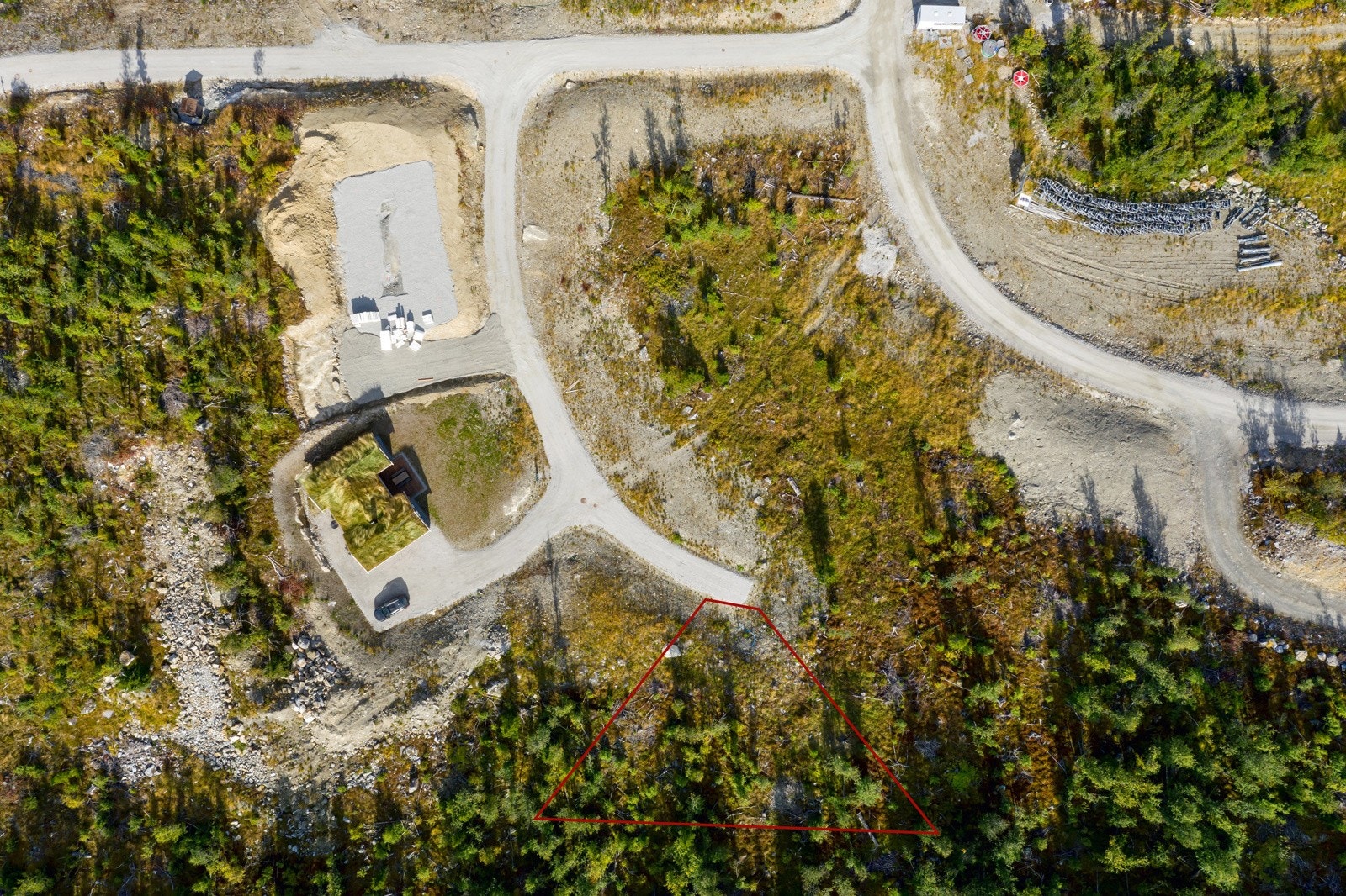 Oversiktsbilde. De røde strekene er illustrasjon over tomtegrense Galleribilde