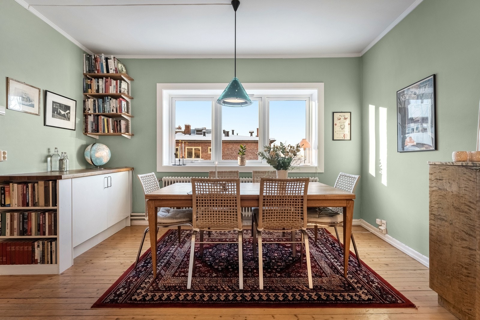 Vinduene sørger for at kjøkkenet får rikelig med naturlig lys Galleribilde