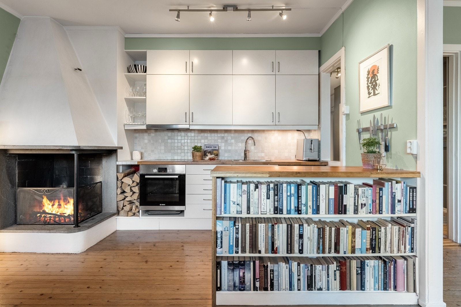 Kjøkkenet har en praktisk halvøy som gjør det praktisk for matlaging samt oppbevaring Galleribilde