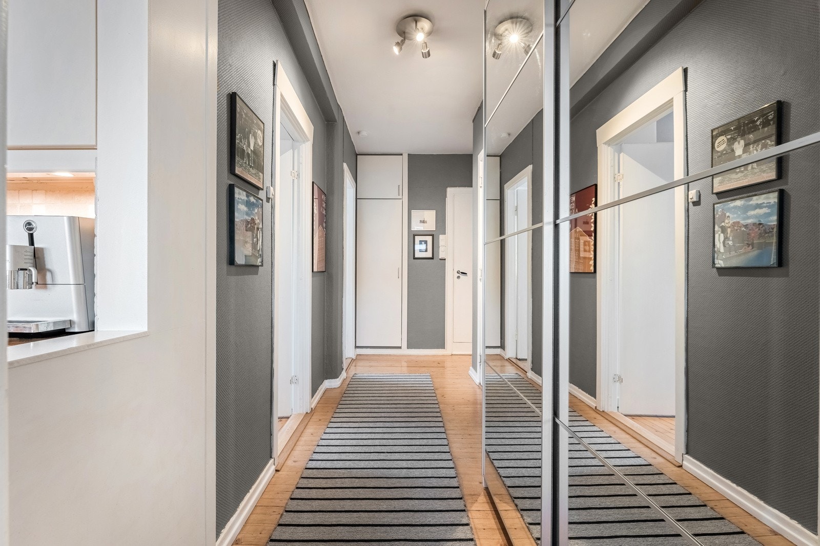 Den trivelige entréen er innredet med delvis grå- og hvitmalte vegger og gjennomgående heltregulv Galleribilde