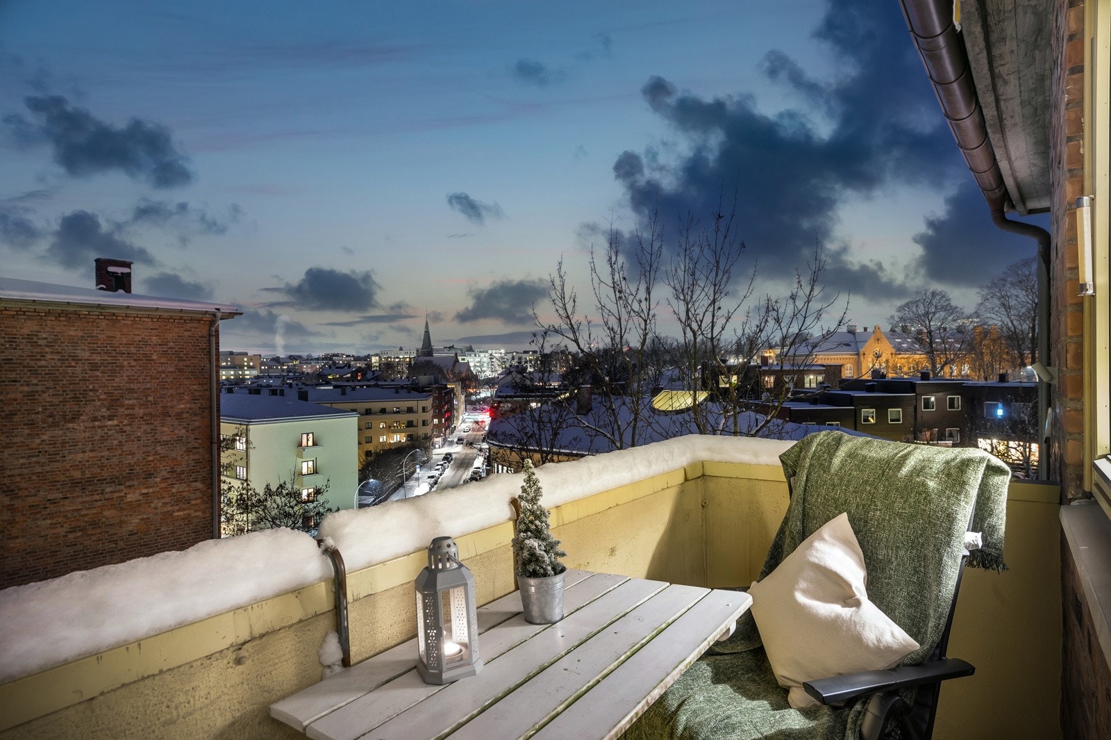 På balkongen kan utsikten nytes både sommer som vinter Galleribilde