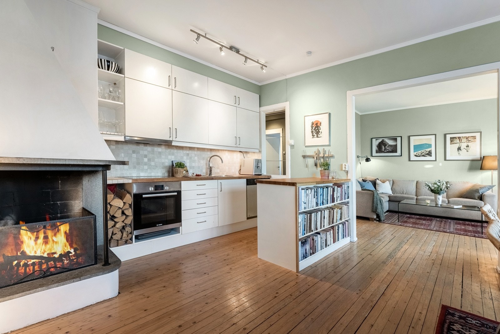 Det er gode arbeidsflater for matlaging og mye lagringsplass i skap og skuffer Galleribilde