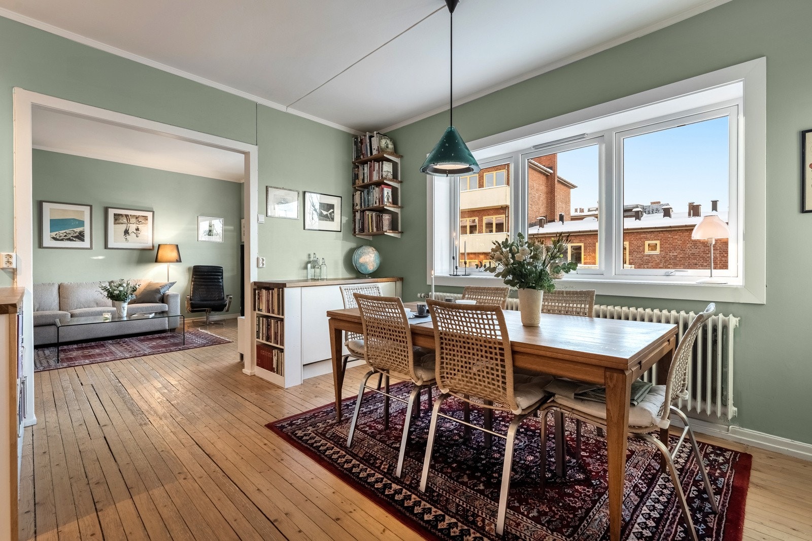 Her er det god plass til et spisebord som rommer hele familien. Rommet fungerer dermed som både kjøkken og spisestue Galleribilde