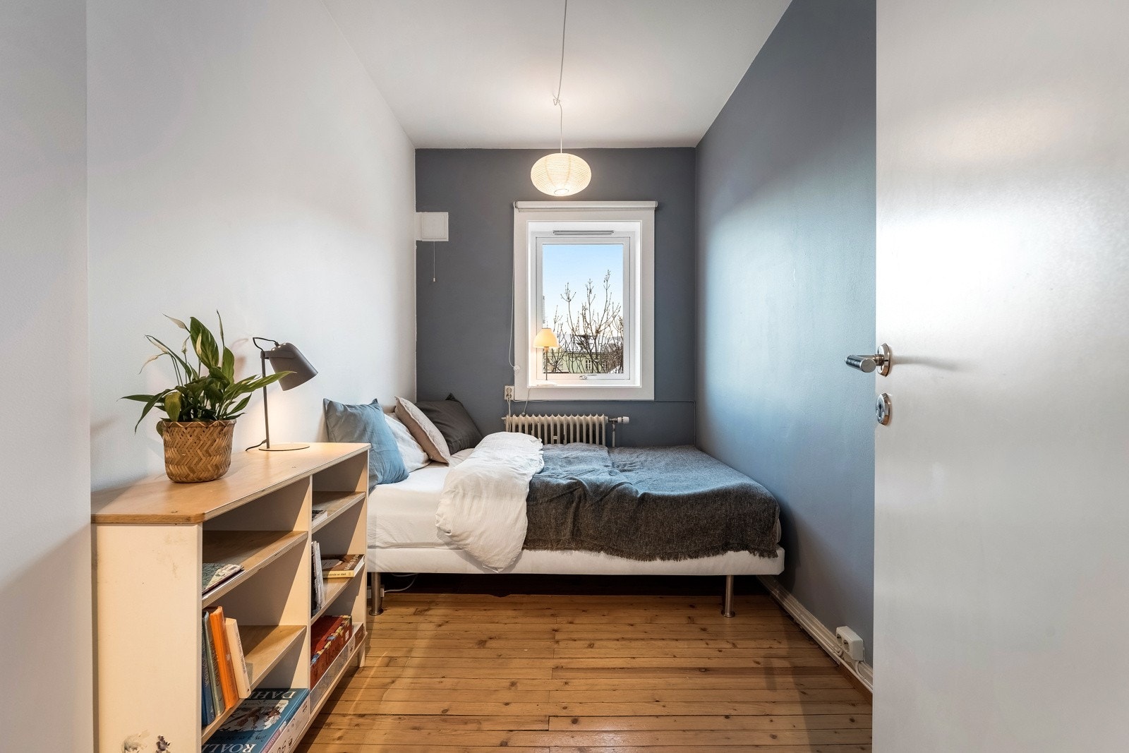 Soverom nummer to rommer seng og garderobeskap Galleribilde