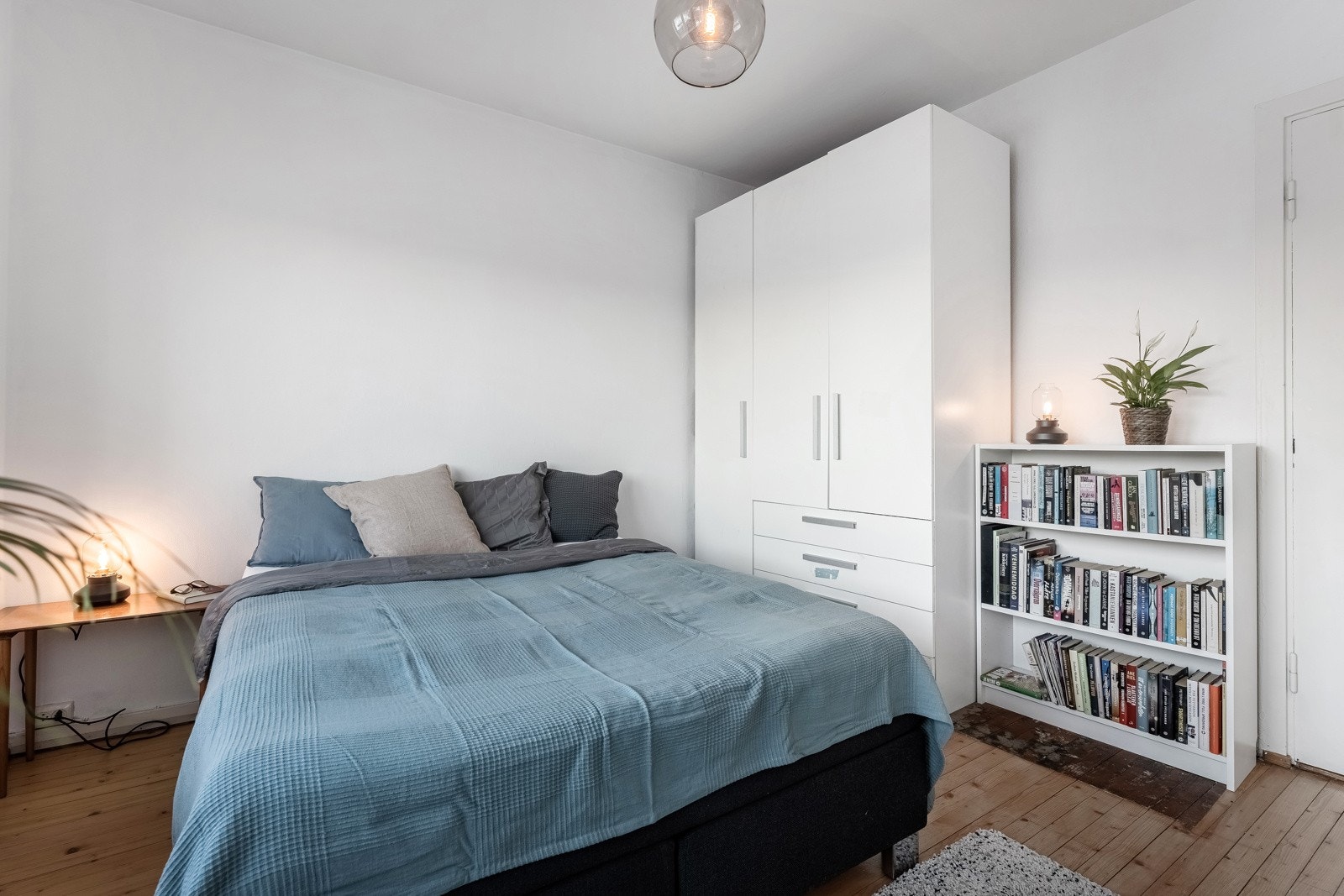 Klær oppbevares enkelt i garderobeskapet Galleribilde