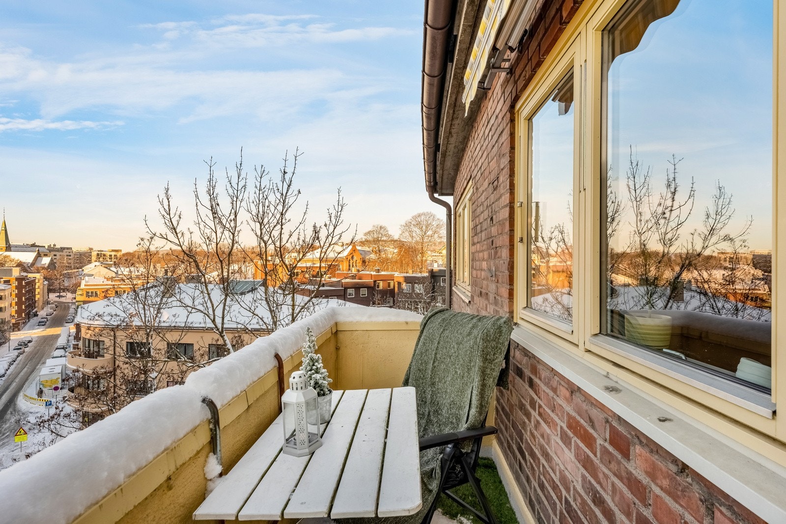 Det er plass til sittemøblement hvor solen kan nytes Galleribilde