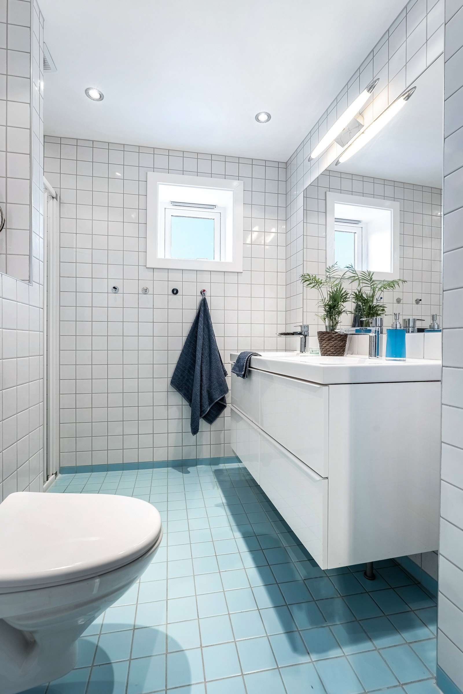 Baderommet ble pusset opp i 2010 og har behagelig gulvvarme, samt downlights i himling Galleribilde