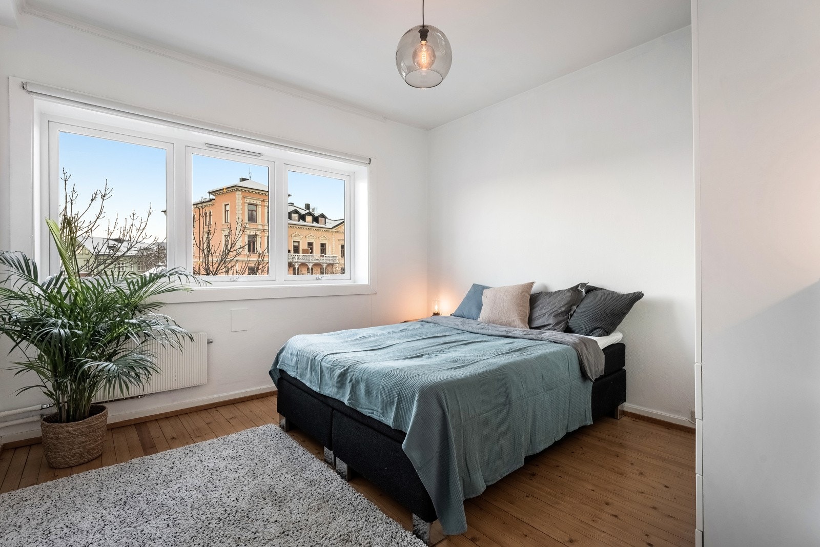 Hovedsoverommet er av god størrelse og rommer enkelt en dobbeltseng med tilhørende møblement Galleribilde