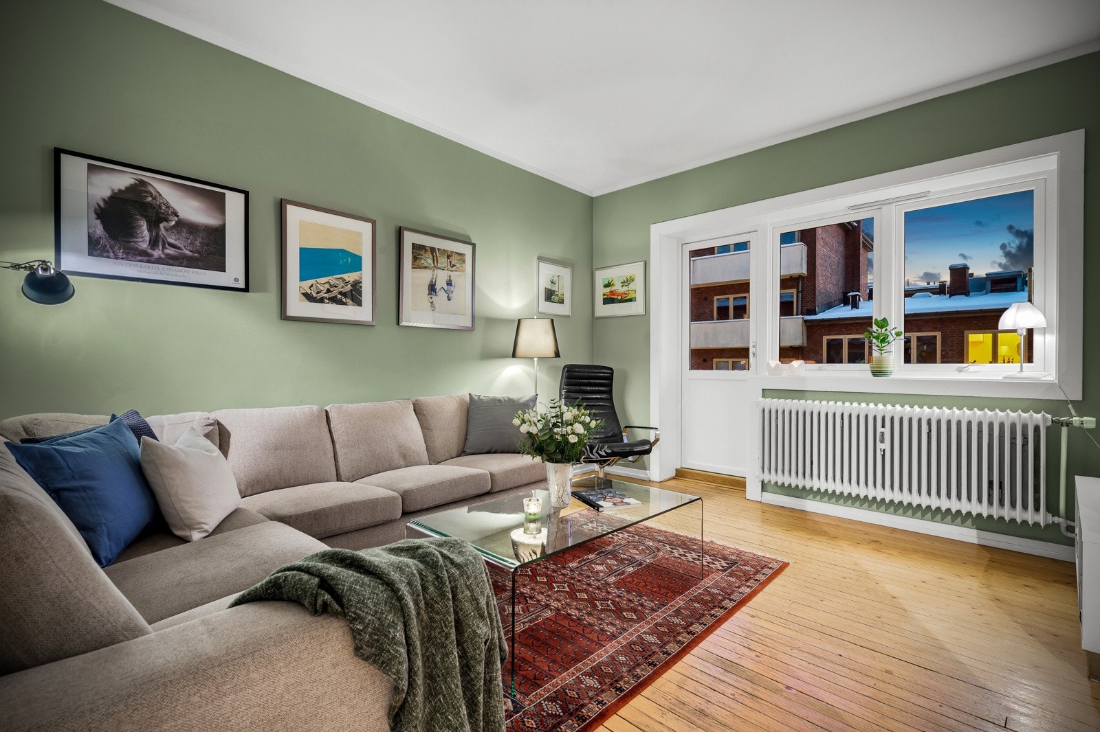 Stuen er holdt i moderne farger og tar seg svært godt ut om kvelden Galleribilde