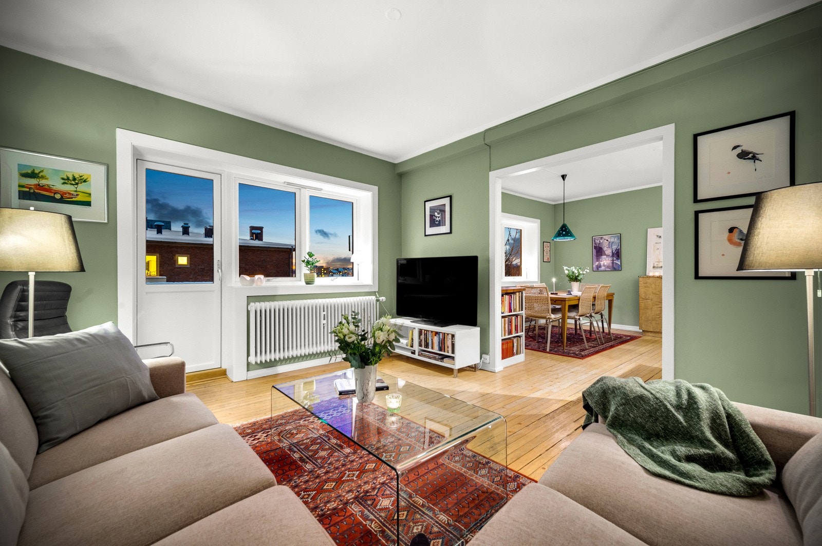 Stuens utforming legger til rette for en naturlig plassering av sofa og tilhørende møblement som utnytter rommet på en god måte Galleribilde