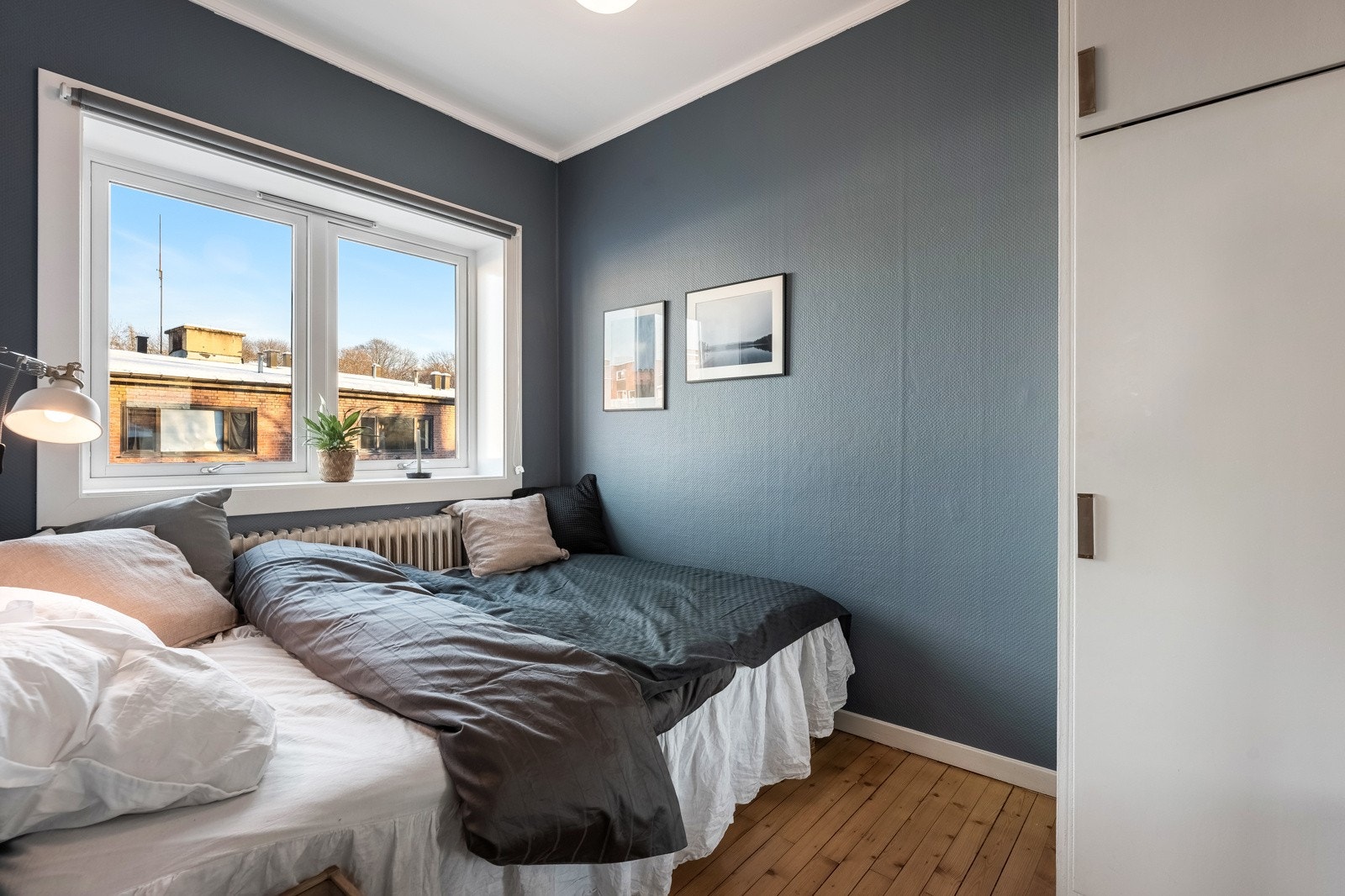 Det tredje soverommet har også god plass til seng og klær oppbevares enkelt i det plassbygde skapet Galleribilde