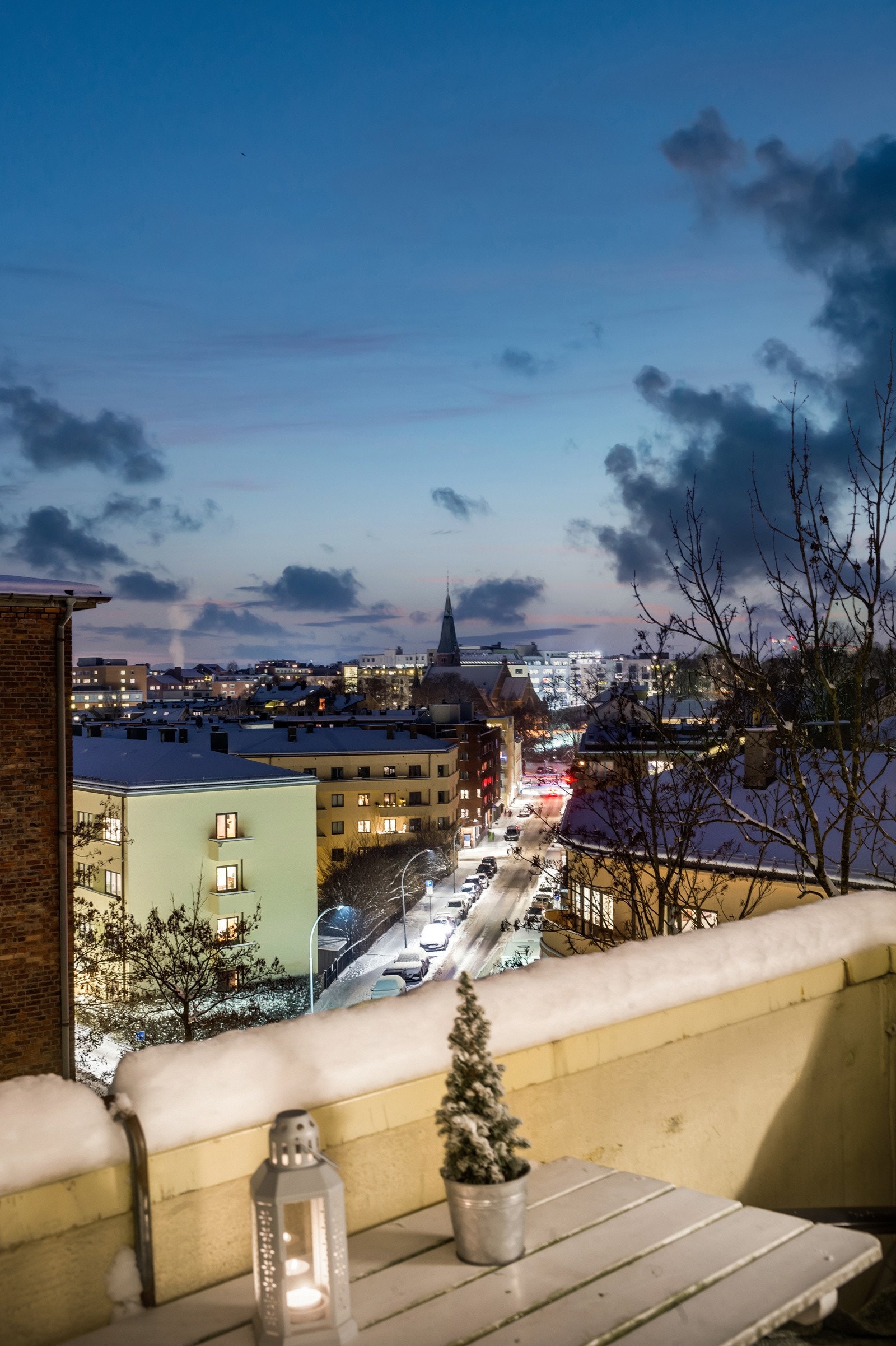 Flott utsyn over nærområdet fra den sydvest-vendte balkongen Galleribilde