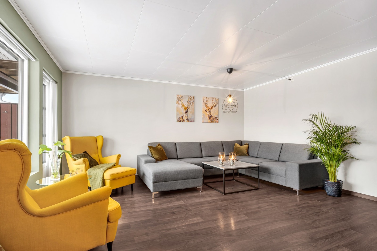 Her har man flere møbleringsmuligheter, og også plass til å sette inn et spisebord. Galleribilde