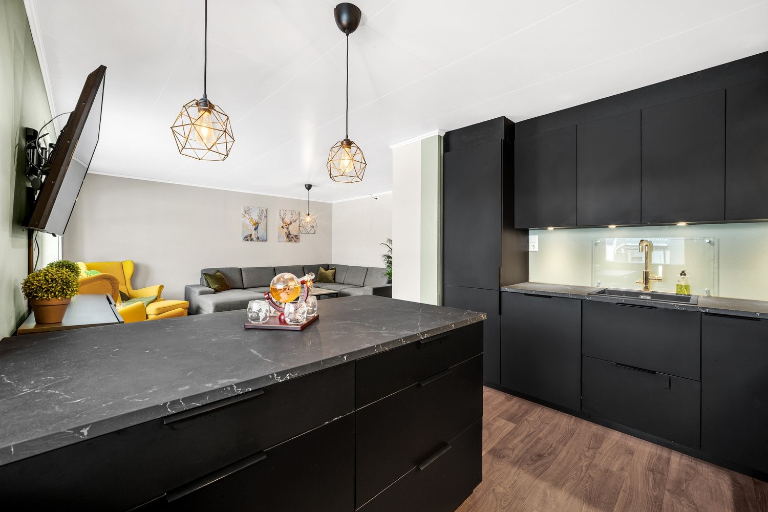 Stor kjøkkenøy med barløsning kan man bli godt vant til! Galleribilde