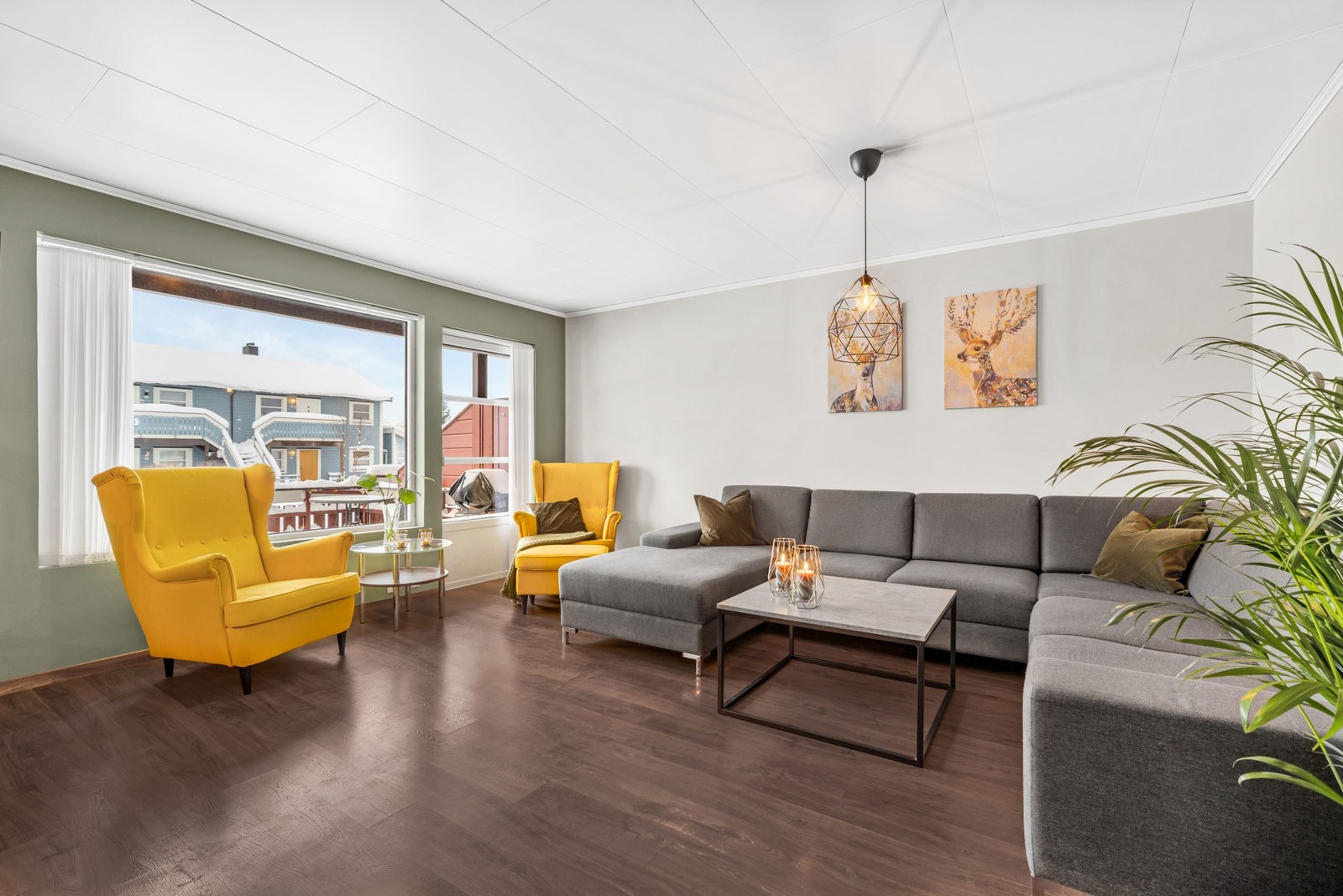 Store vindusflater gir et godt lysinnslipp og bidrar til leilighetens lette og luftige atmosfære. Galleribilde