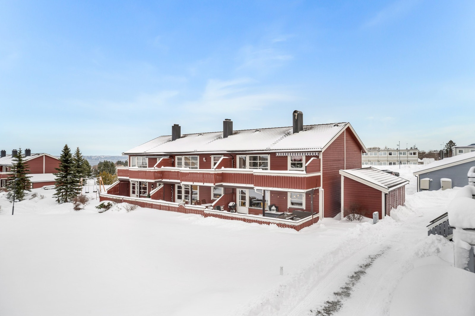 På sommerstid har man en stor og grønn plen rett foran terrassen. Perfekt for deg/dere med barn eller hund! Galleribilde