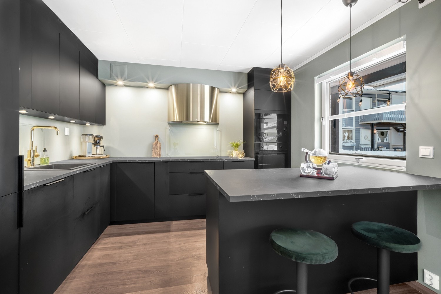 I 2021/22 ble det satt inn et nytt KVIK-kjøkken med integrerte hvitevarer og mye skap- og benkeplass. Galleribilde