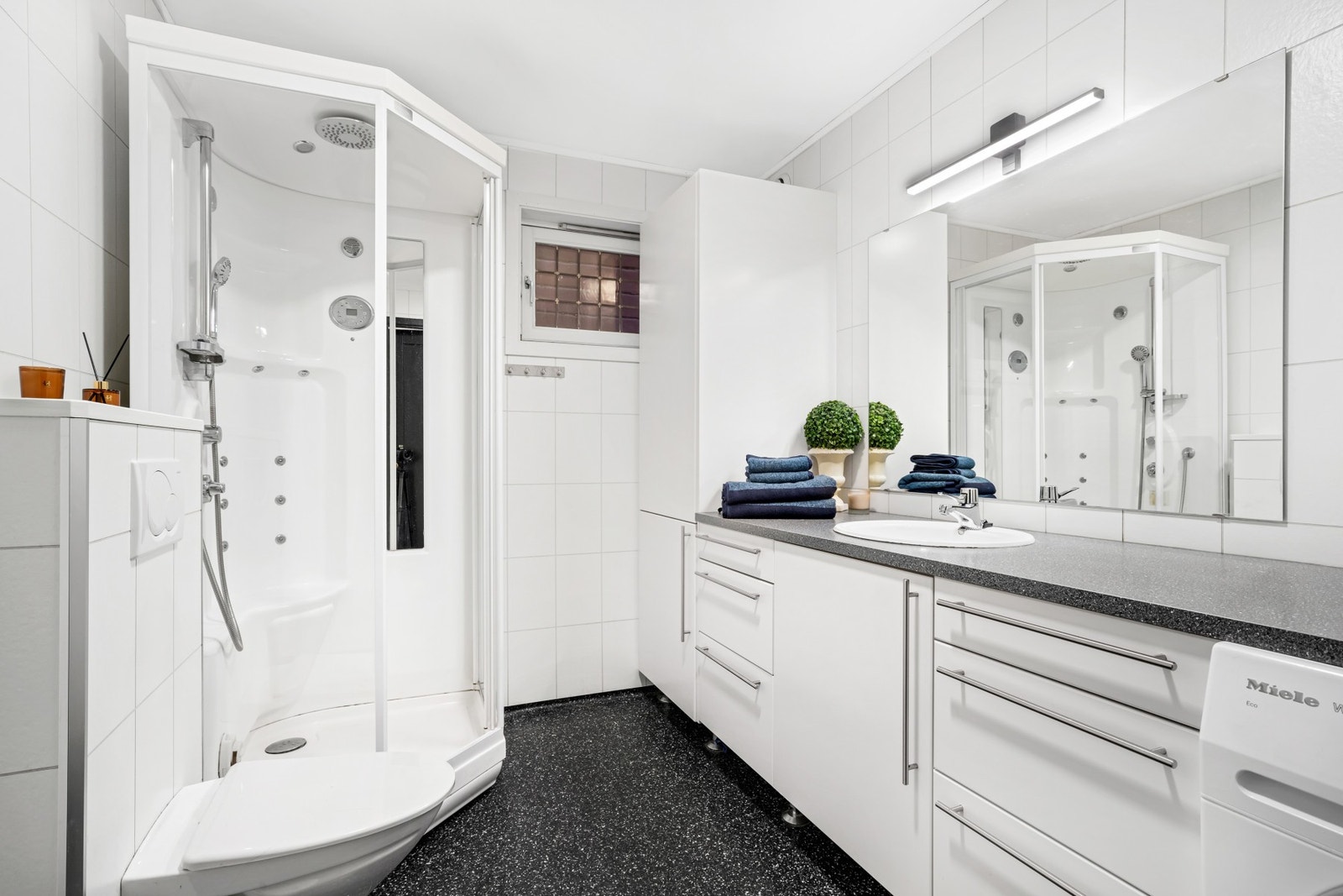 Badet ble oppusset i 2008 og er innredet med dusjkabinett, vegghengt WC og romslig baderomsinnredning. Galleribilde