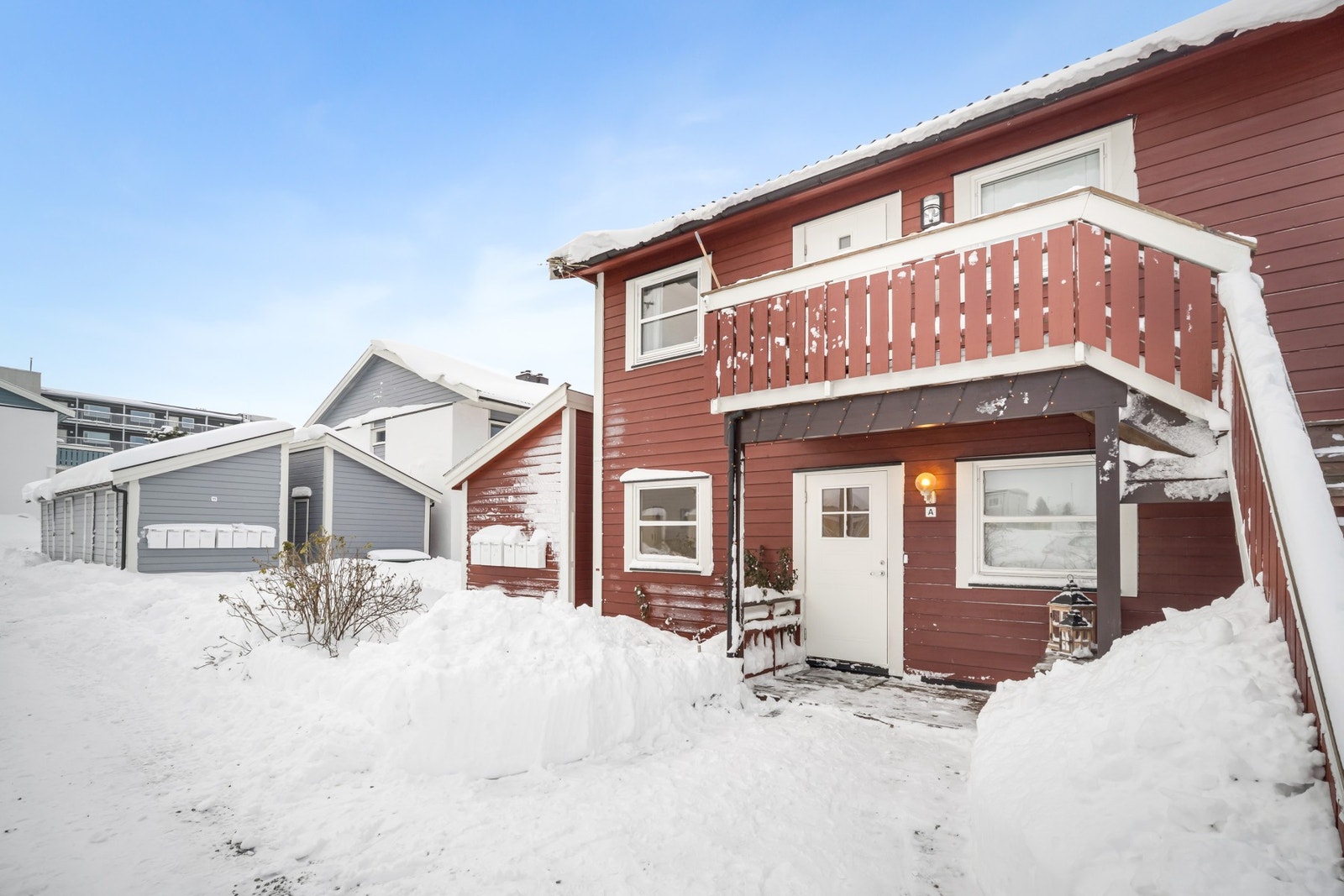 På terrasse ved inngangspartiet nyter man morgensolen. Galleribilde
