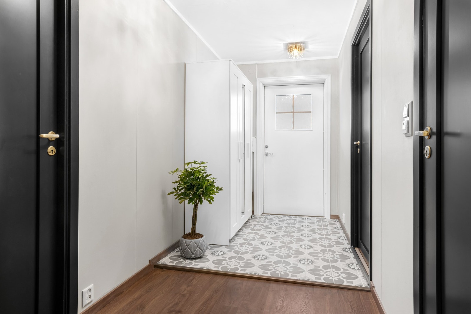 Flislagt entré med varmekabler i gulv. Galleribilde