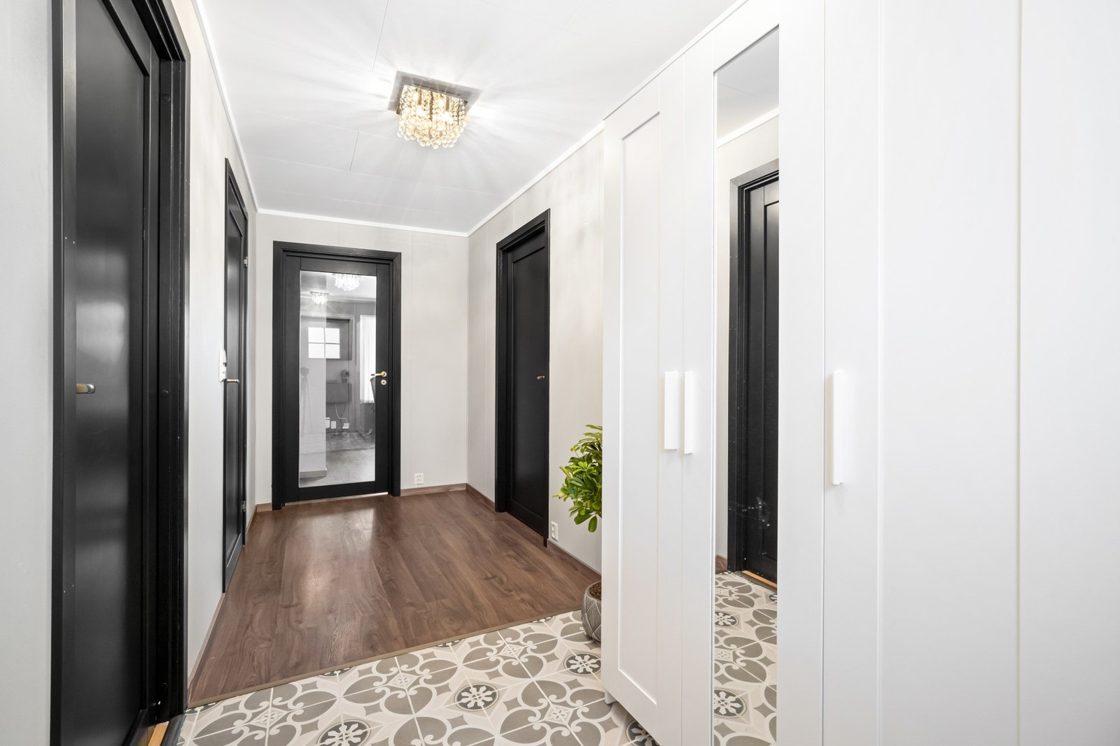 En fin detalj er glassdøren som avskiller stue og gang. Dette gir et herlig gjennomlys i leiligheten. Galleribilde