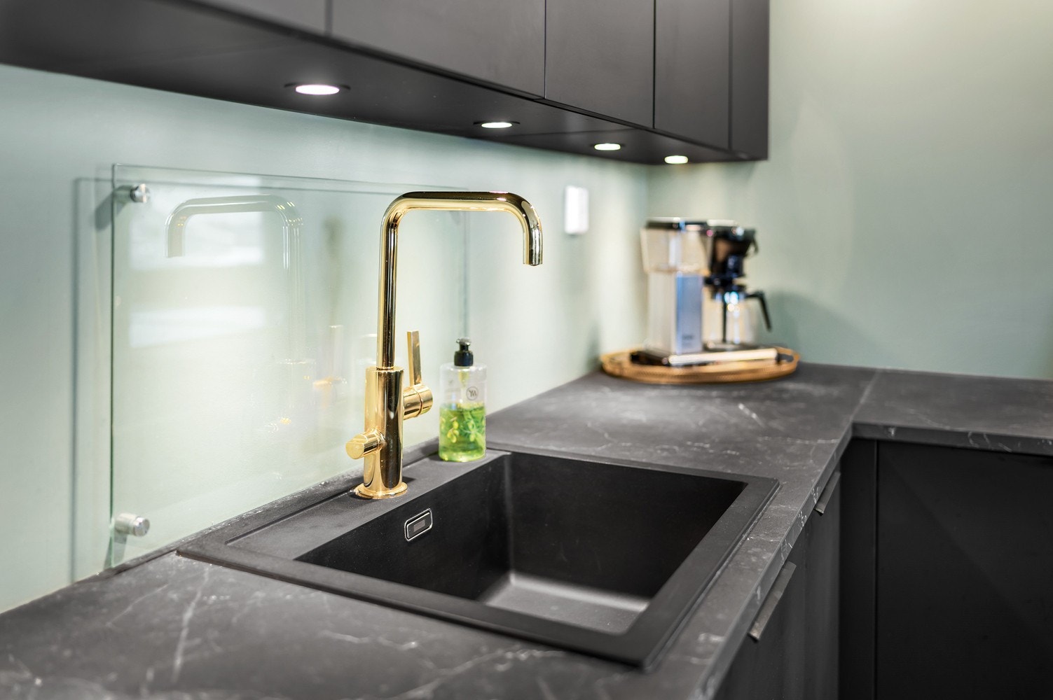 Kjøkkenet har en rekke flotte detaljer, bl.a servant og ventilatorhette i messing. Galleribilde