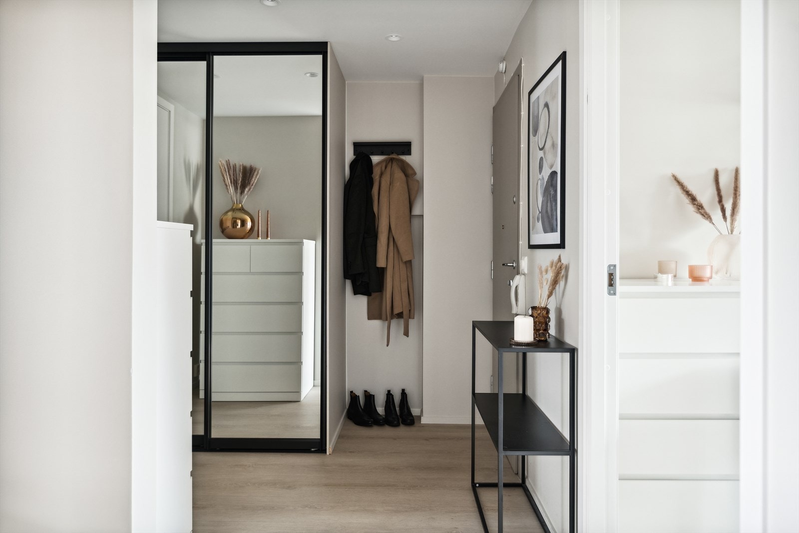 Entréen gir et godt førsteinntrykk av leiligheten og er holdt i lyse, tidsriktige farger. Galleribilde