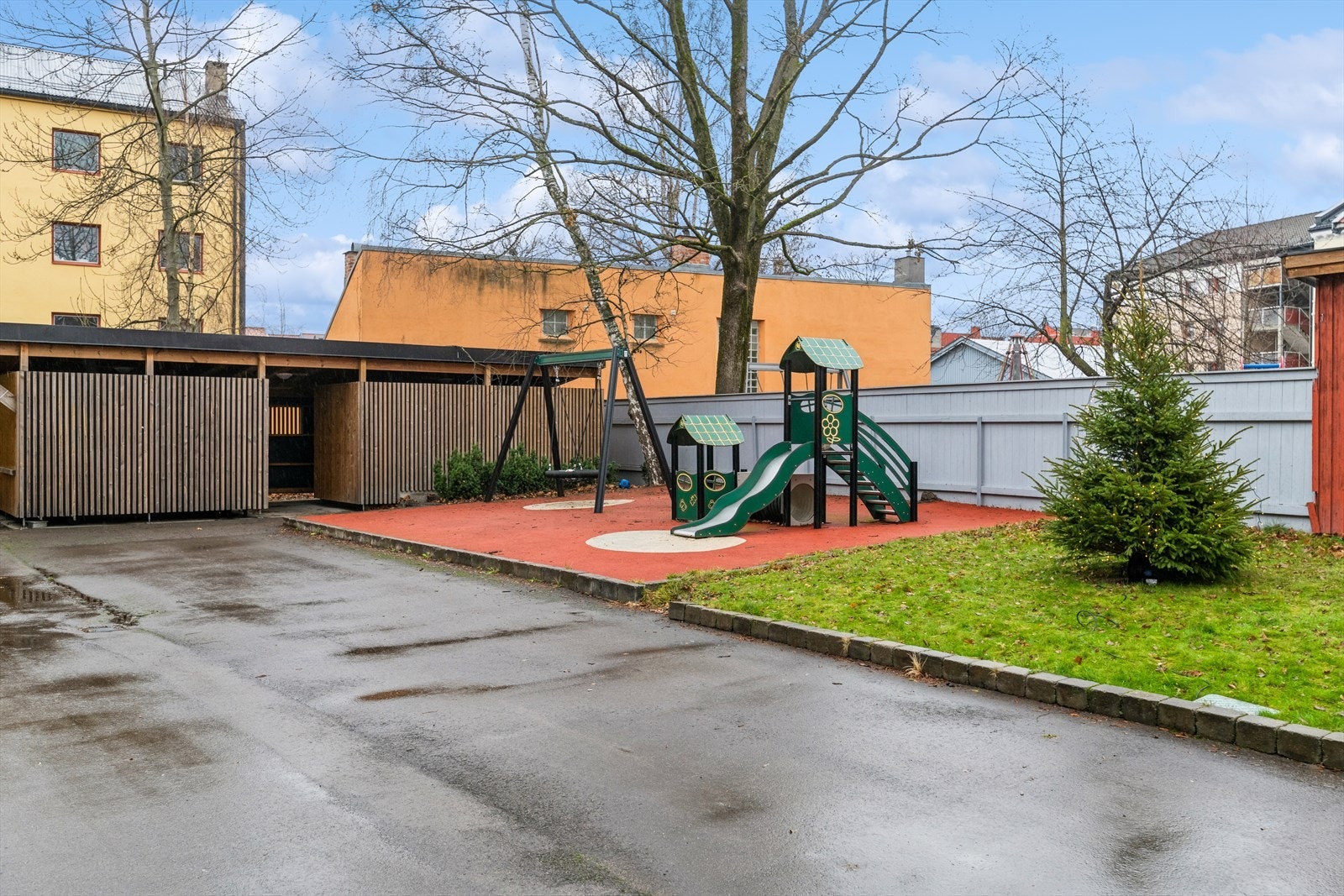 Bakgård med lekeplass og sykkelparkering. Galleribilde