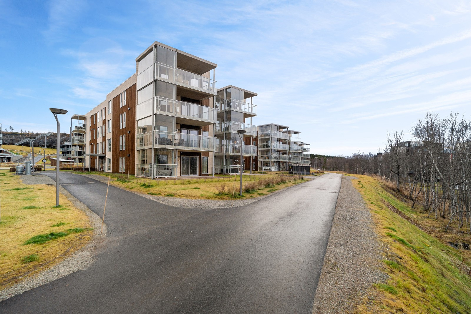 Fra blokken har du kort vei til flotte turområder, busstopp med hyppige avganger og flotte uteområder som er opparbeidet for både store og små!